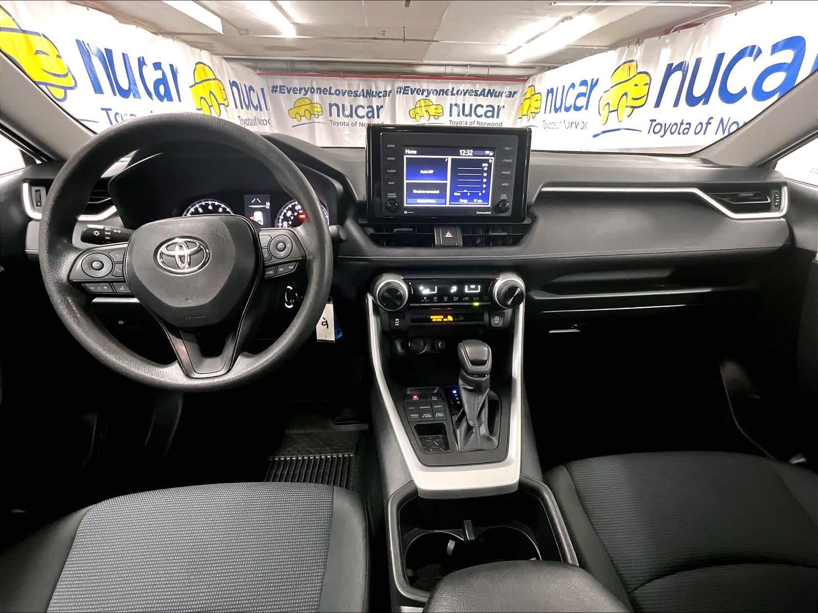 2022 Toyota RAV4 LE - Photo 21