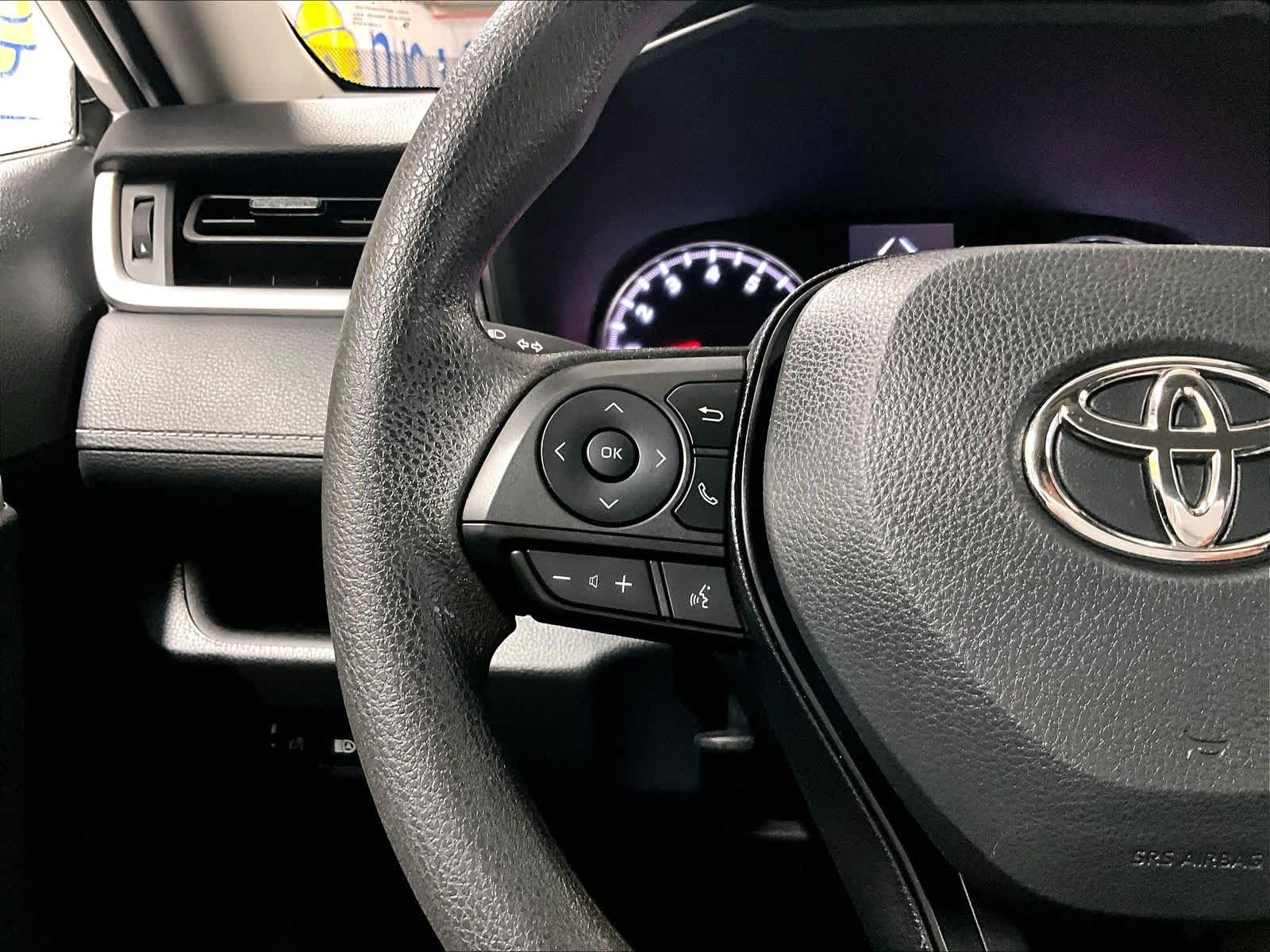 2022 Toyota RAV4 LE - Photo 22