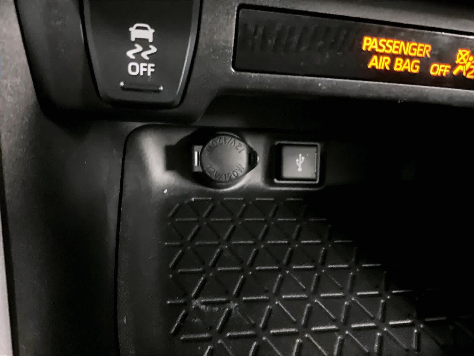 2022 Toyota RAV4 LE - Photo 26