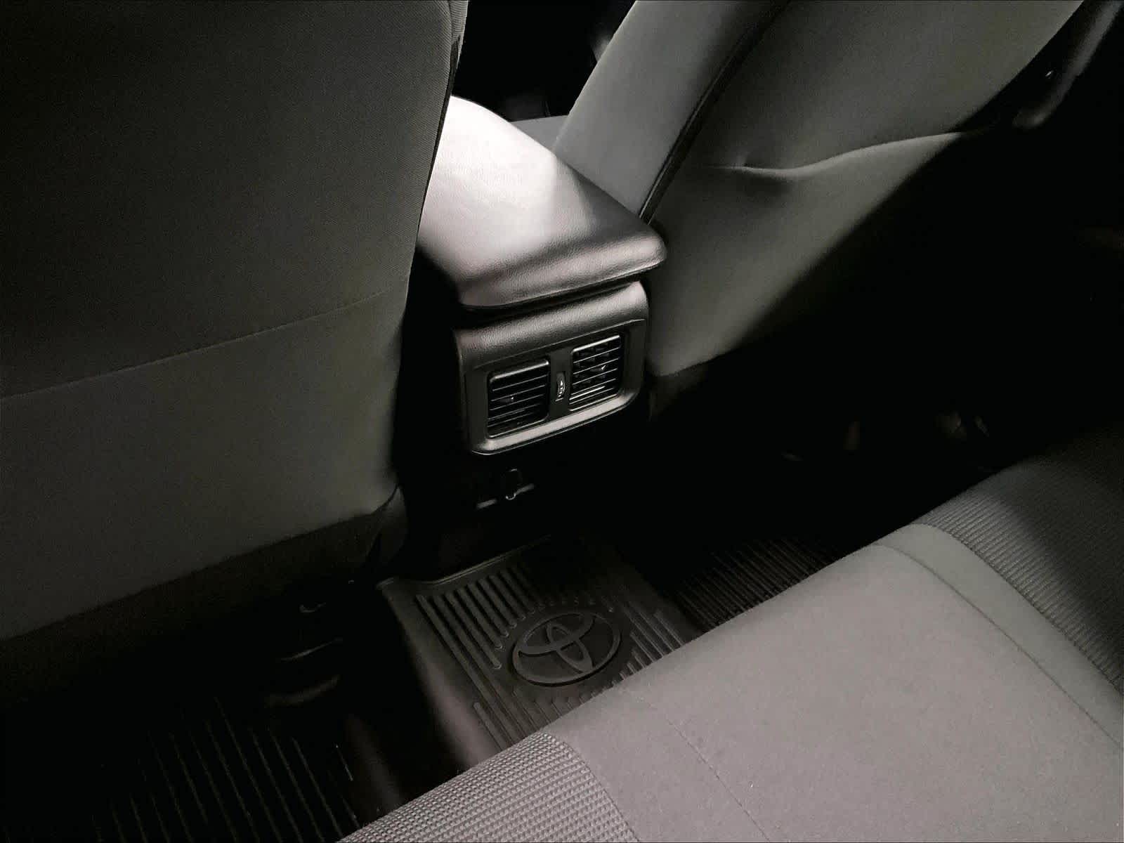 2022 Toyota RAV4 LE - Photo 27