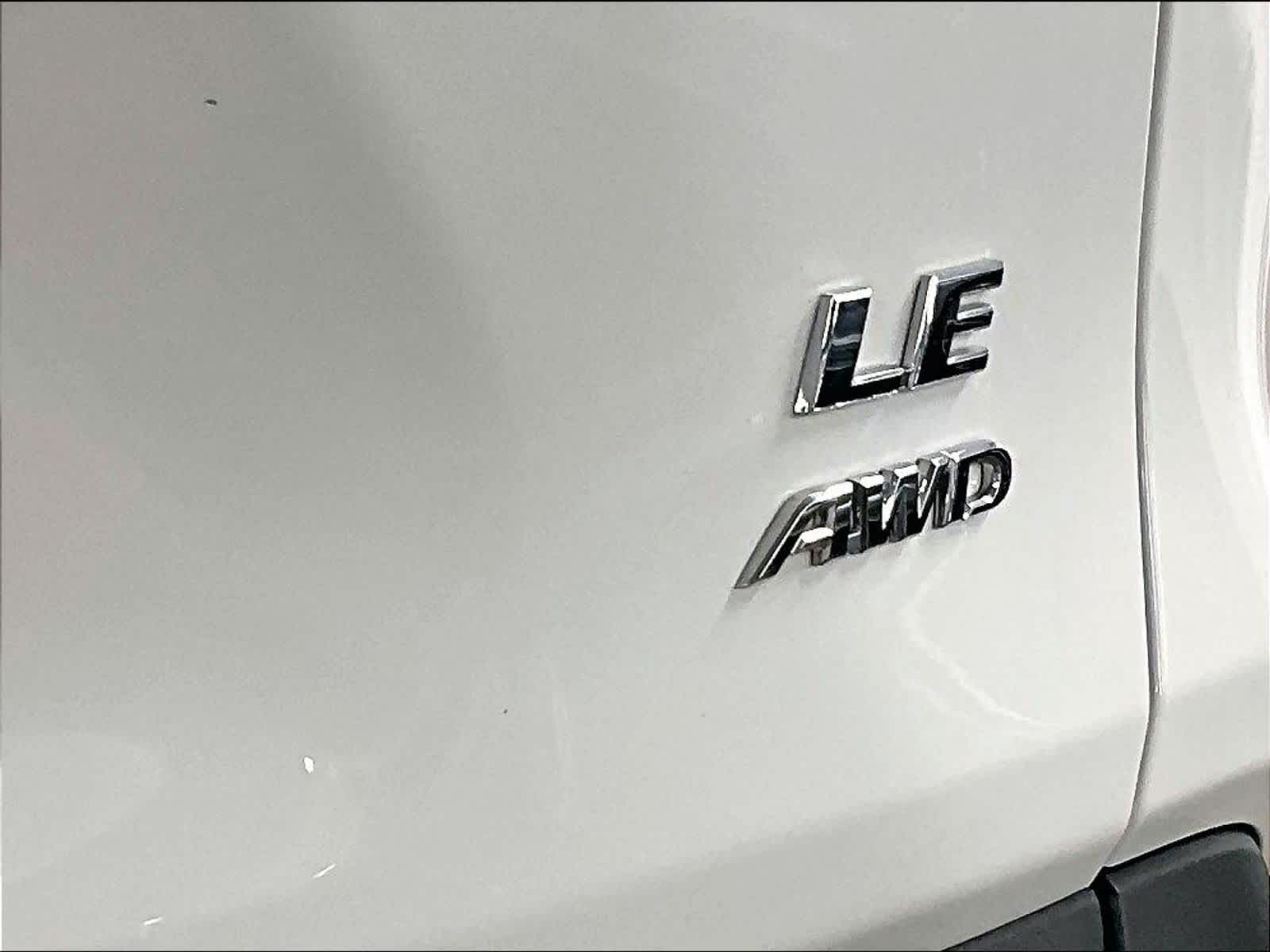 2022 Toyota RAV4 LE - Photo 28