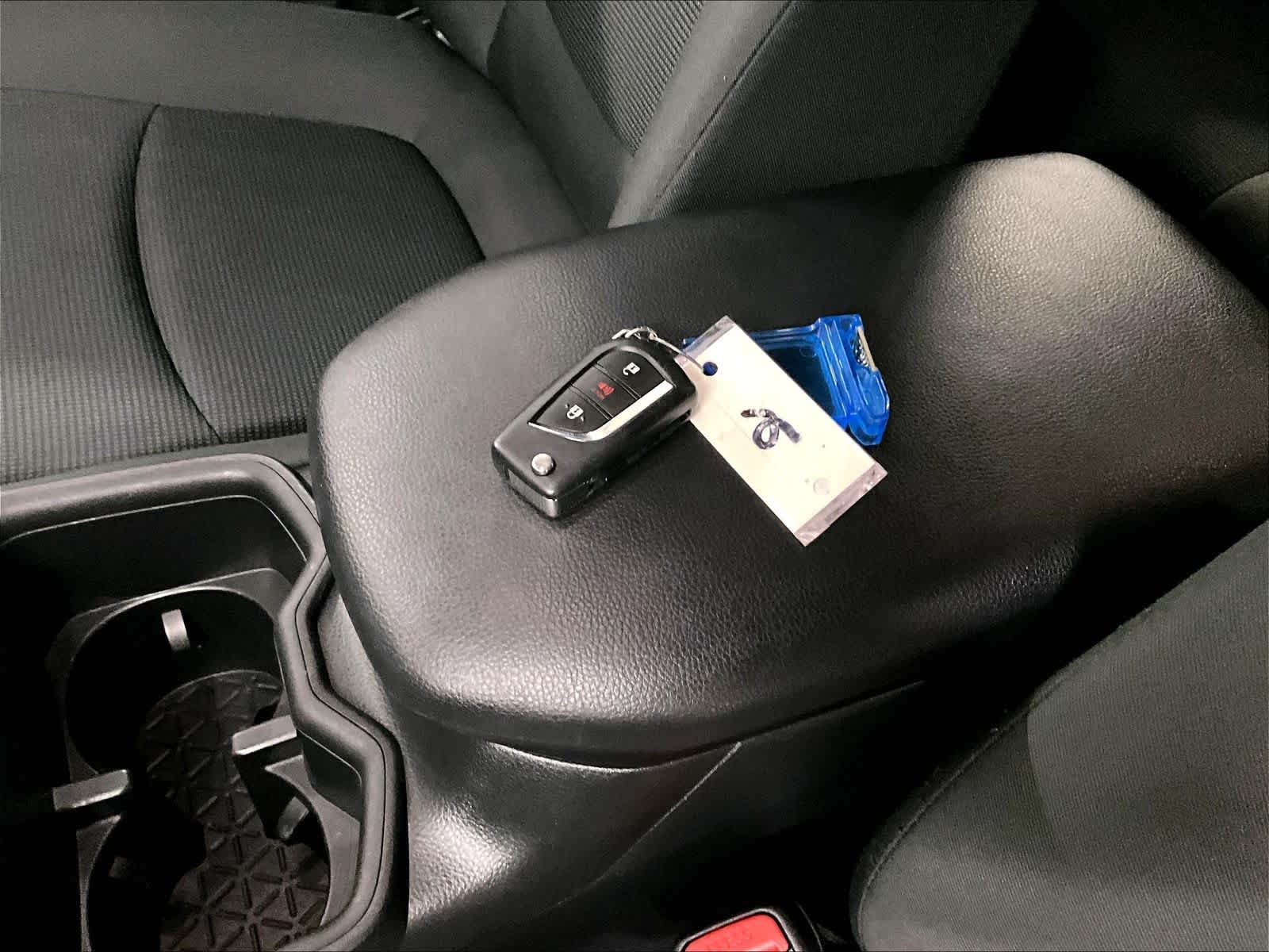 2022 Toyota RAV4 LE - Photo 30