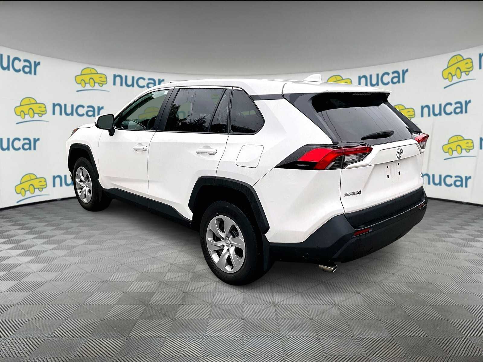 2022 Toyota RAV4 LE - Photo 3