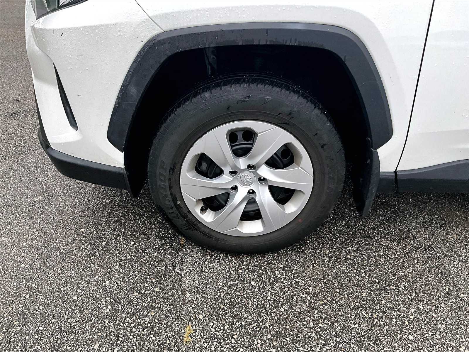 2022 Toyota RAV4 LE - Photo 4