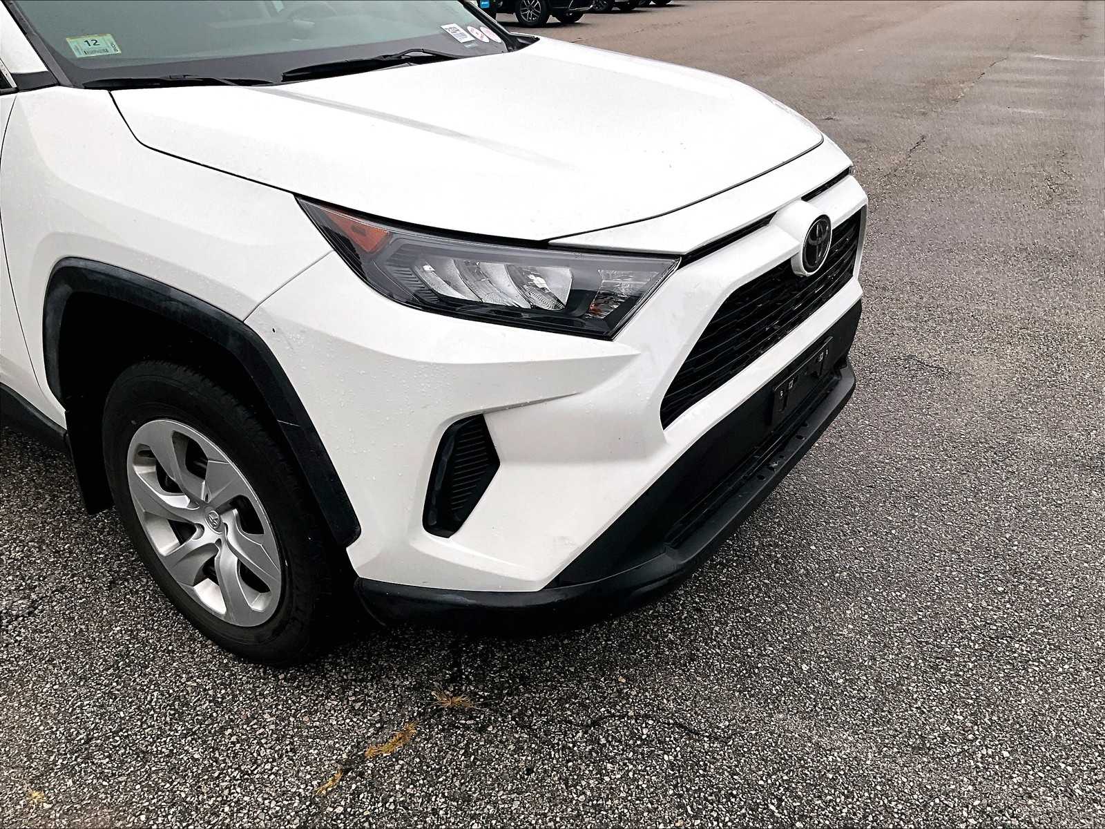2022 Toyota RAV4 LE - Photo 5