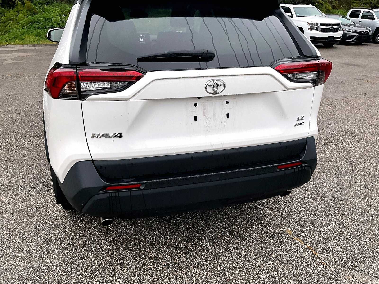 2022 Toyota RAV4 LE - Photo 7