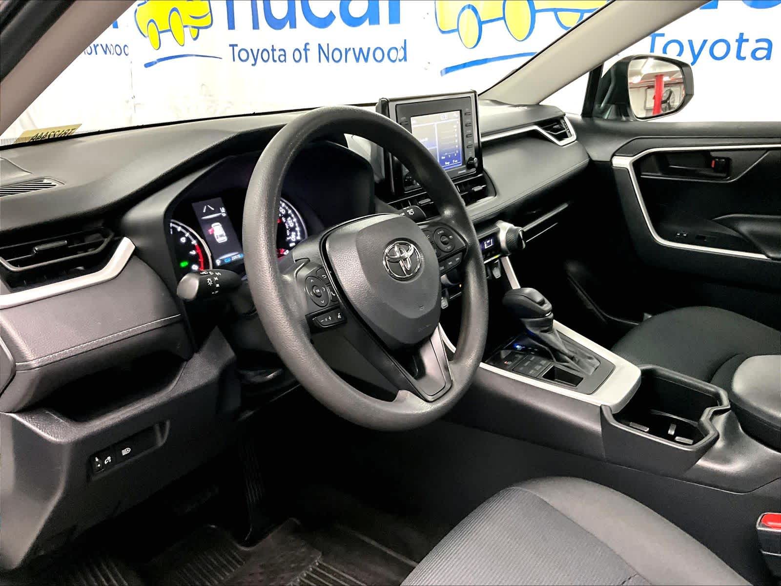 2022 Toyota RAV4 LE - Photo 8