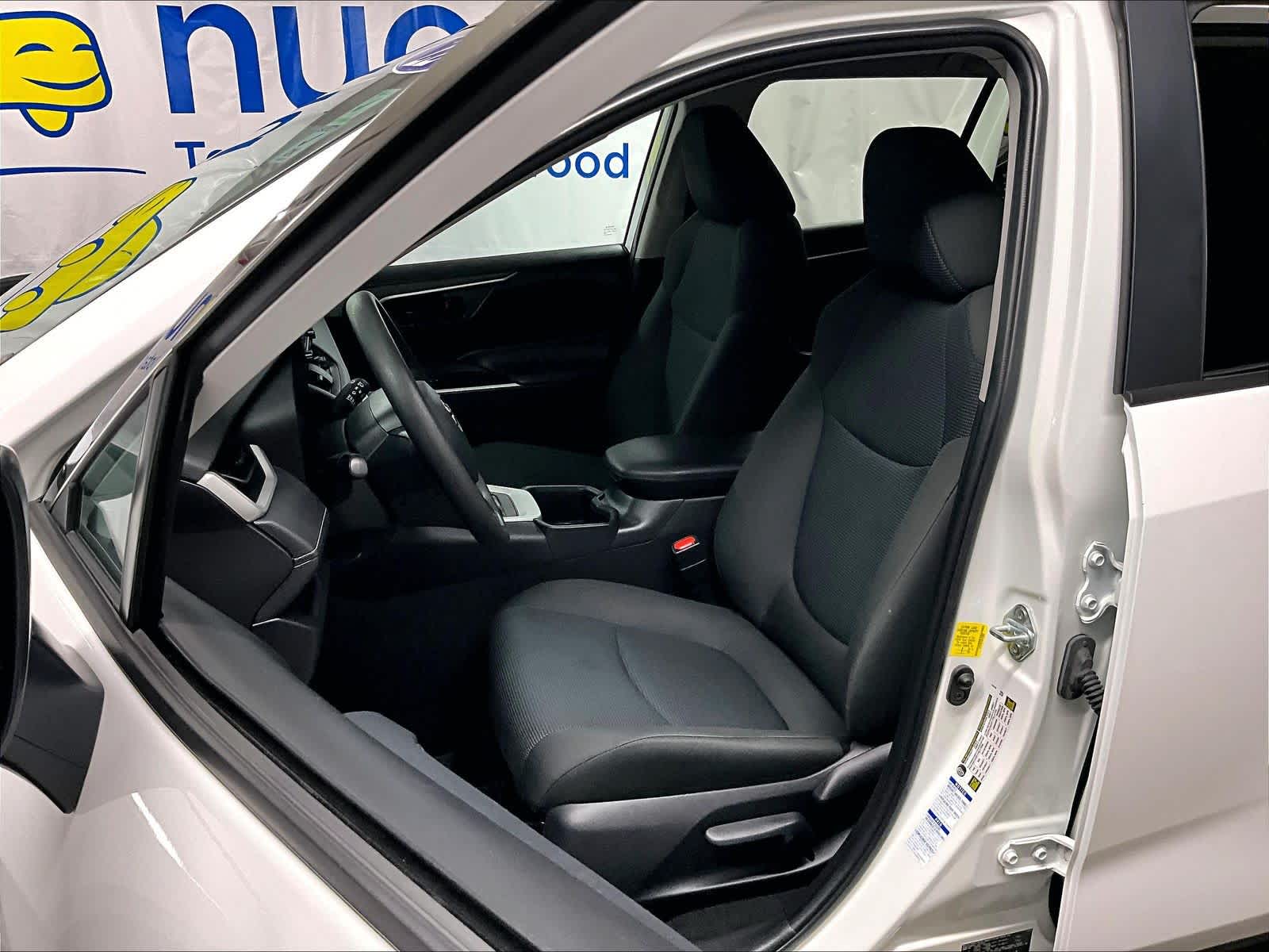 2022 Toyota RAV4 LE - Photo 10