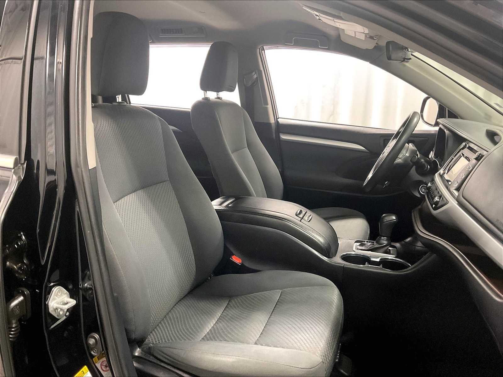 2019 Toyota Highlander LE - Photo 11