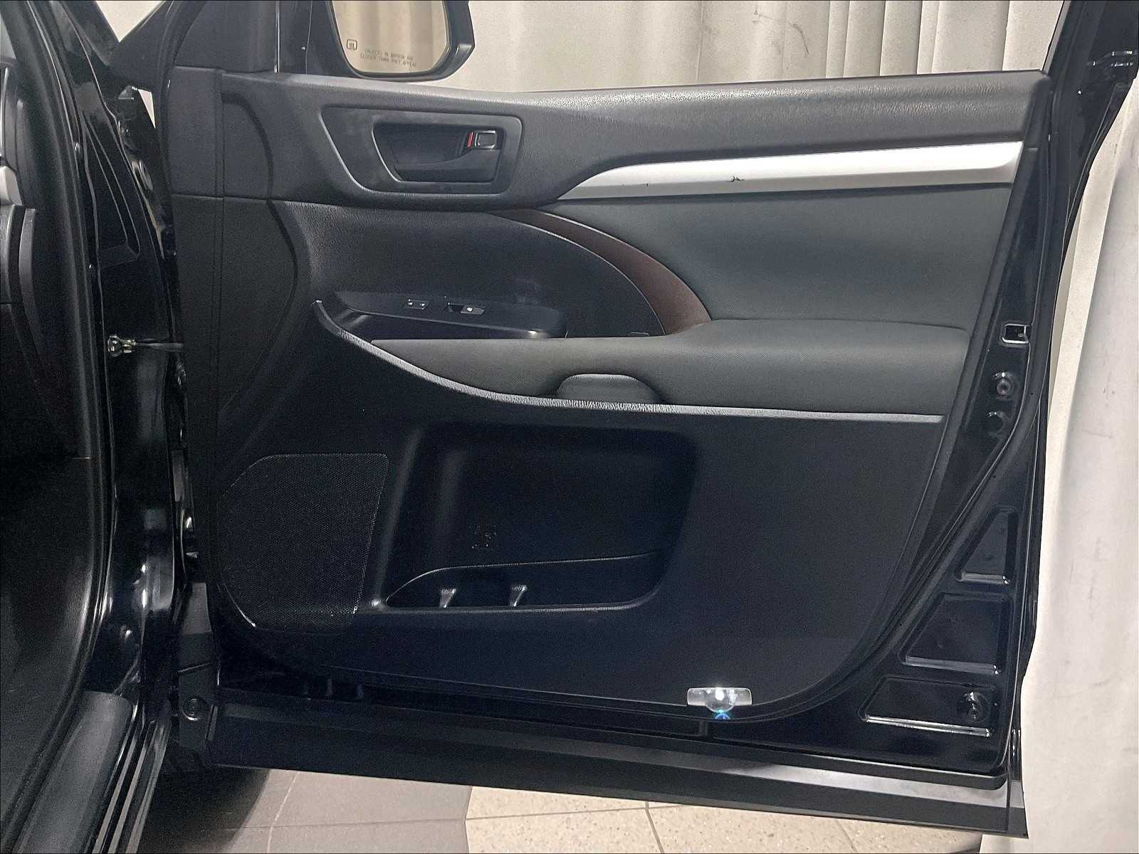 2019 Toyota Highlander LE - Photo 12