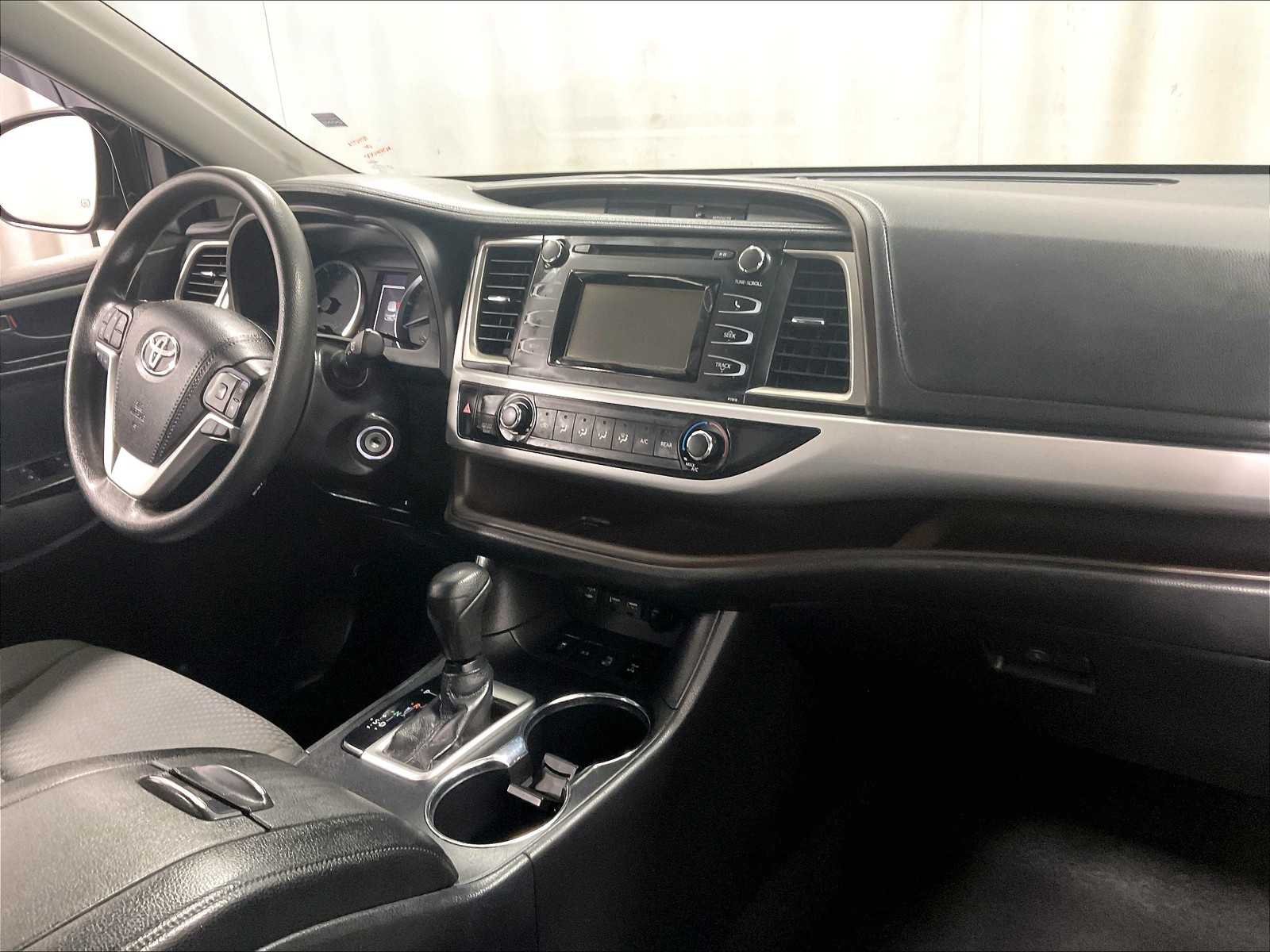 2019 Toyota Highlander LE - Photo 14
