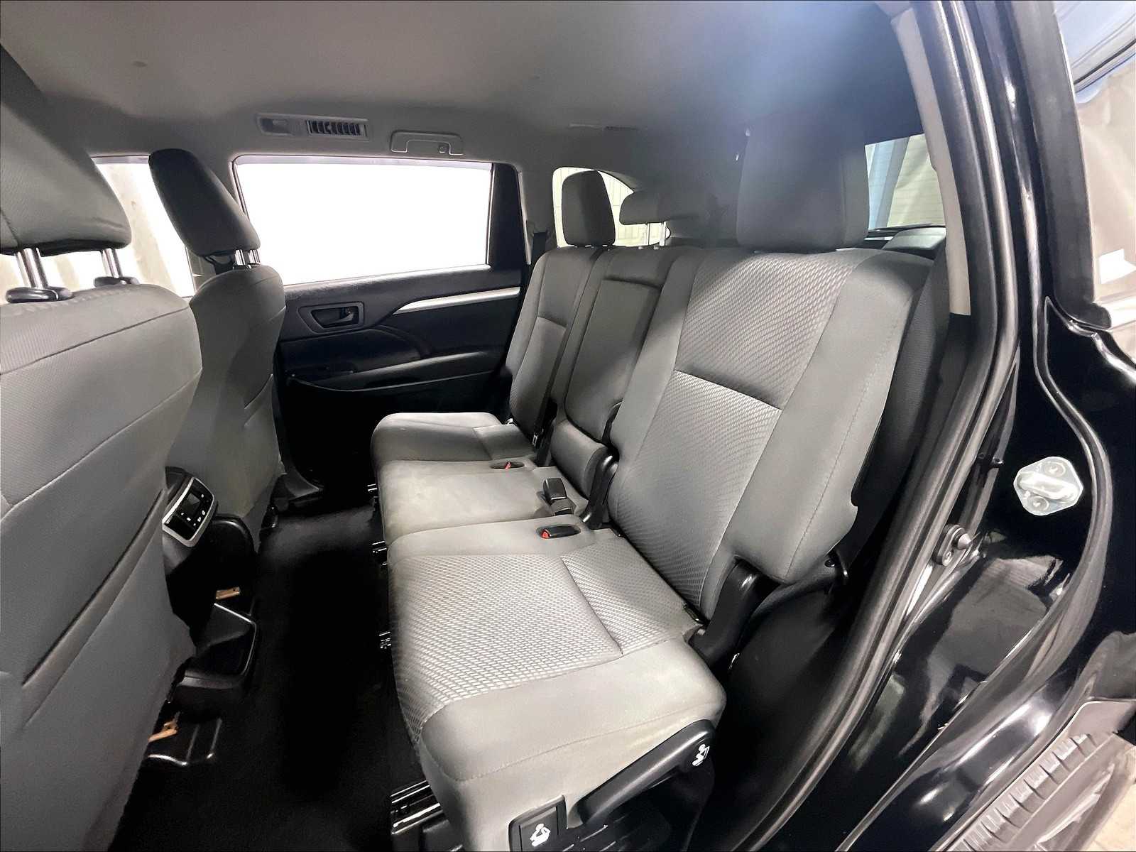 2019 Toyota Highlander LE - Photo 15