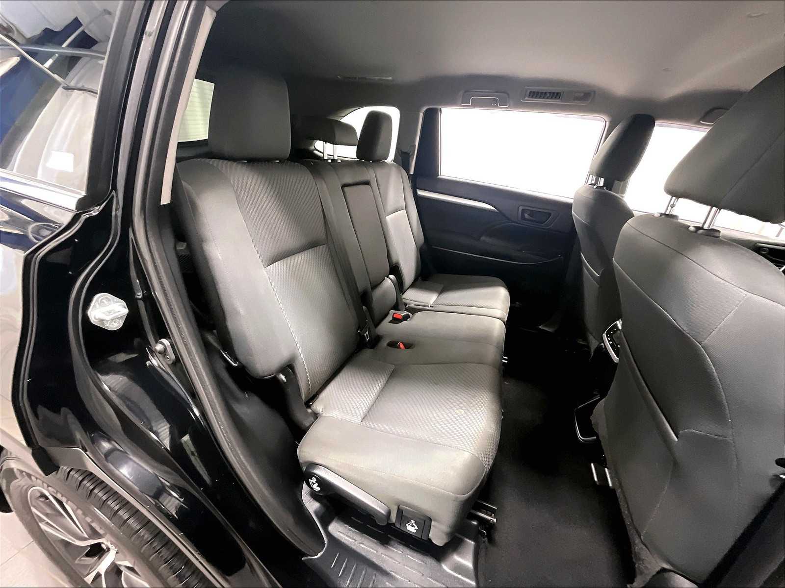 2019 Toyota Highlander LE - Photo 16