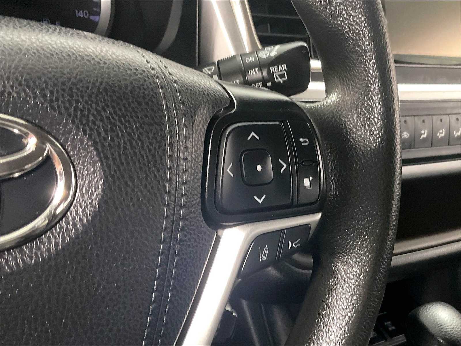 2019 Toyota Highlander LE - Photo 24