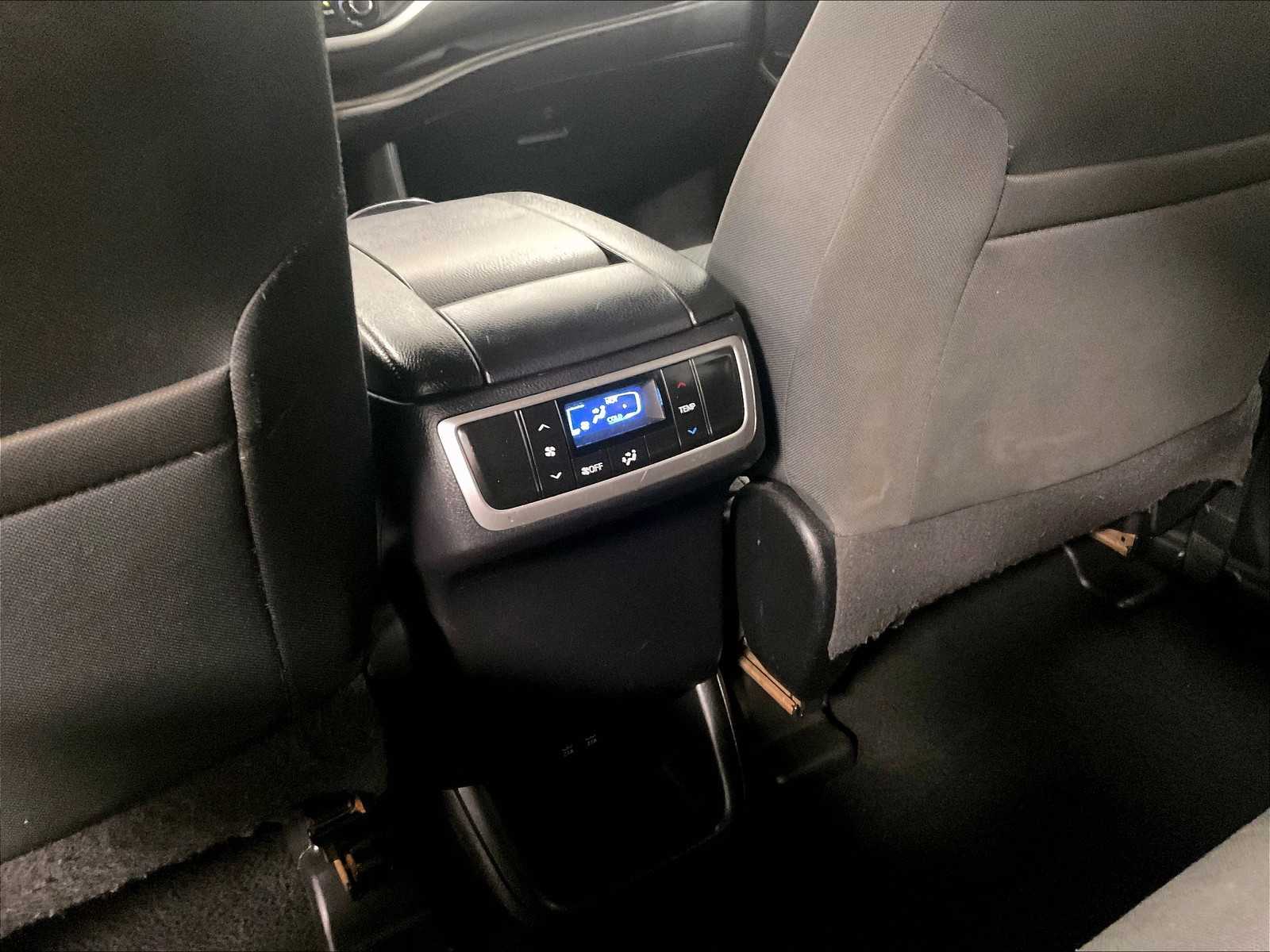 2019 Toyota Highlander LE - Photo 28