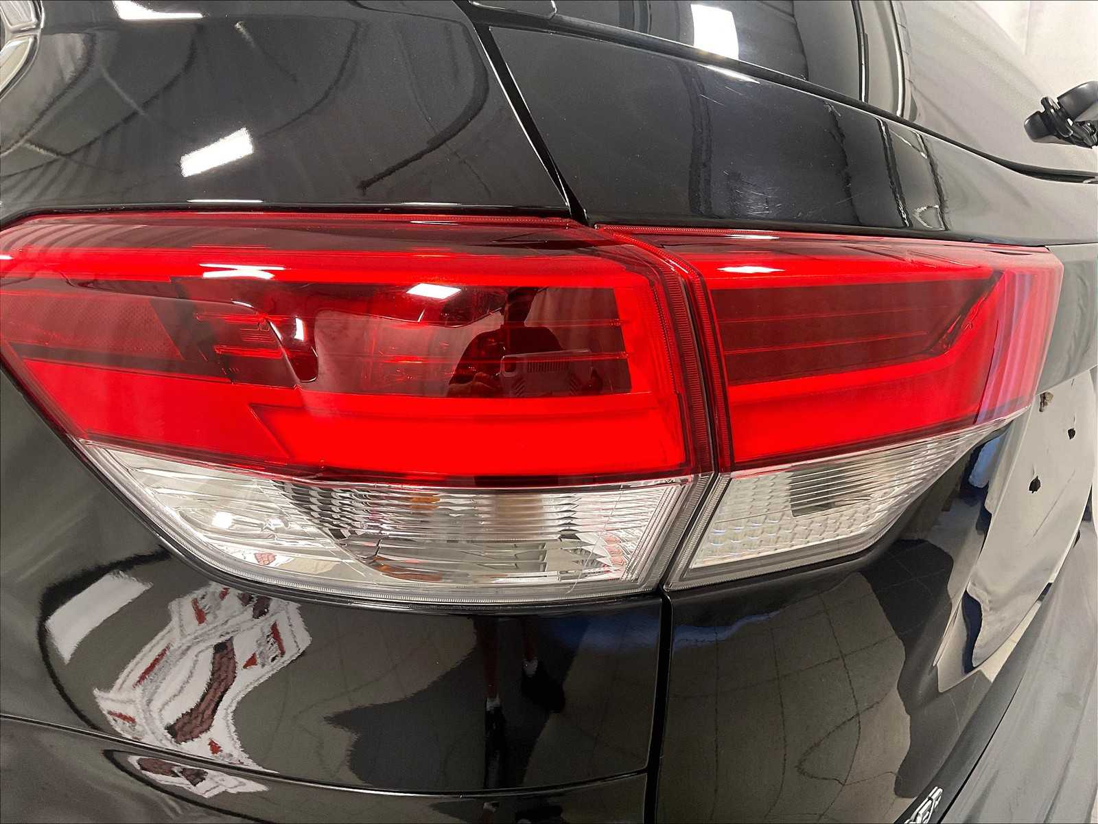 2019 Toyota Highlander LE - Photo 34