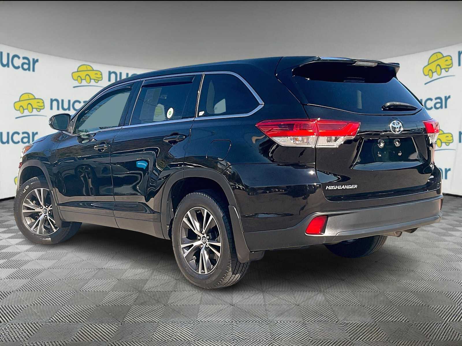 2019 Toyota Highlander LE - Photo 4