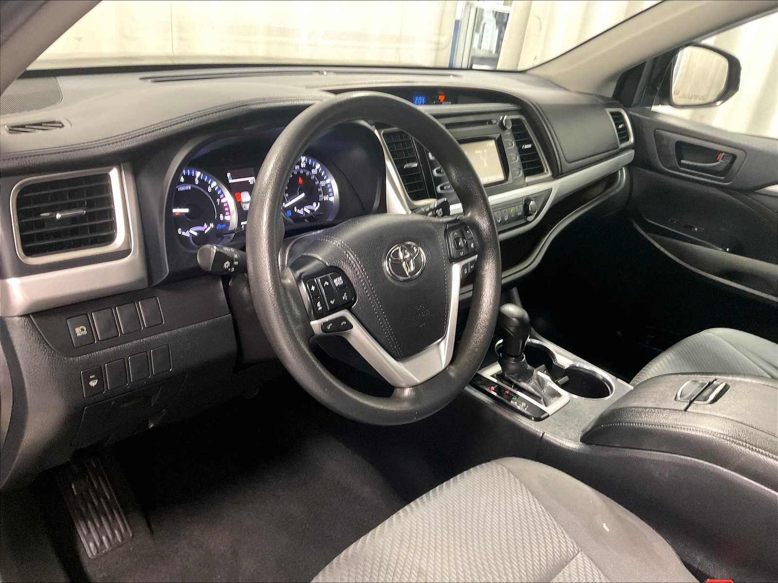 2019 Toyota Highlander LE - Photo 8