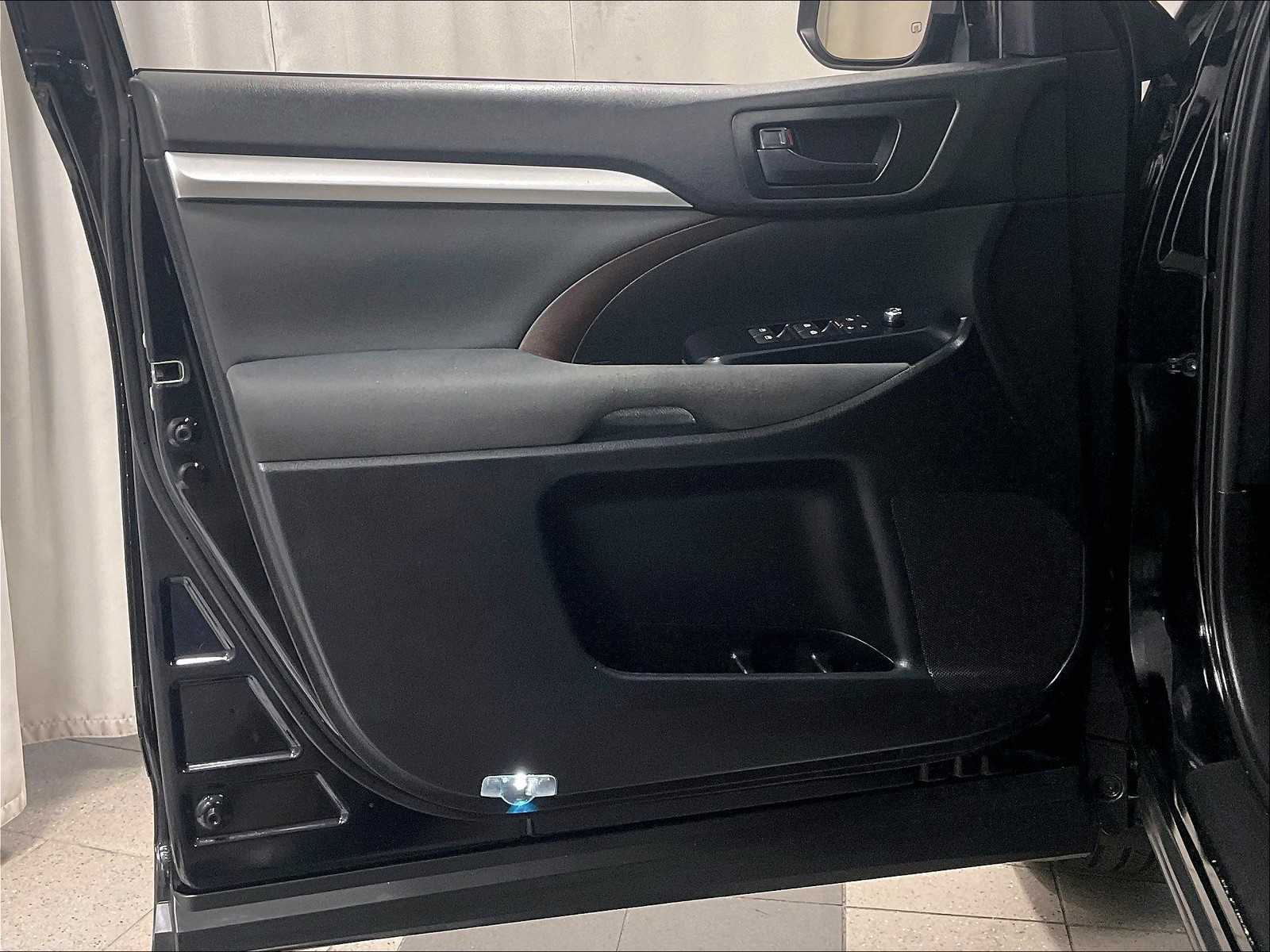 2019 Toyota Highlander LE - Photo 9