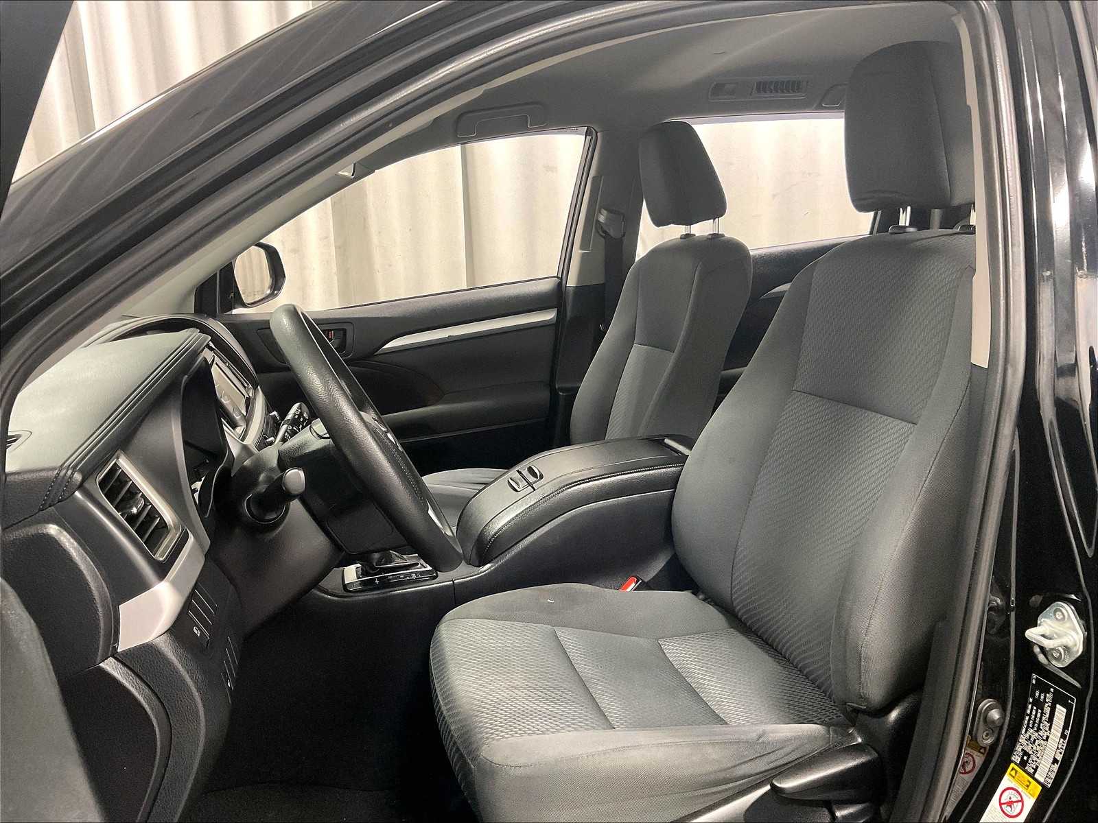 2019 Toyota Highlander LE - Photo 10