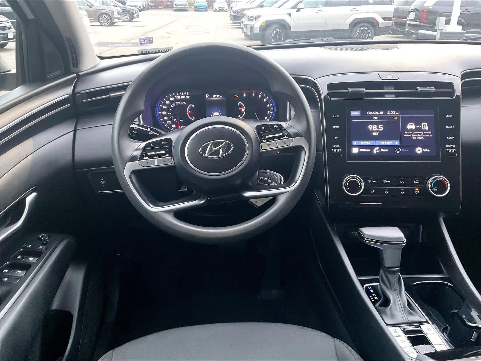 2023 Hyundai Tucson SE - Photo 18