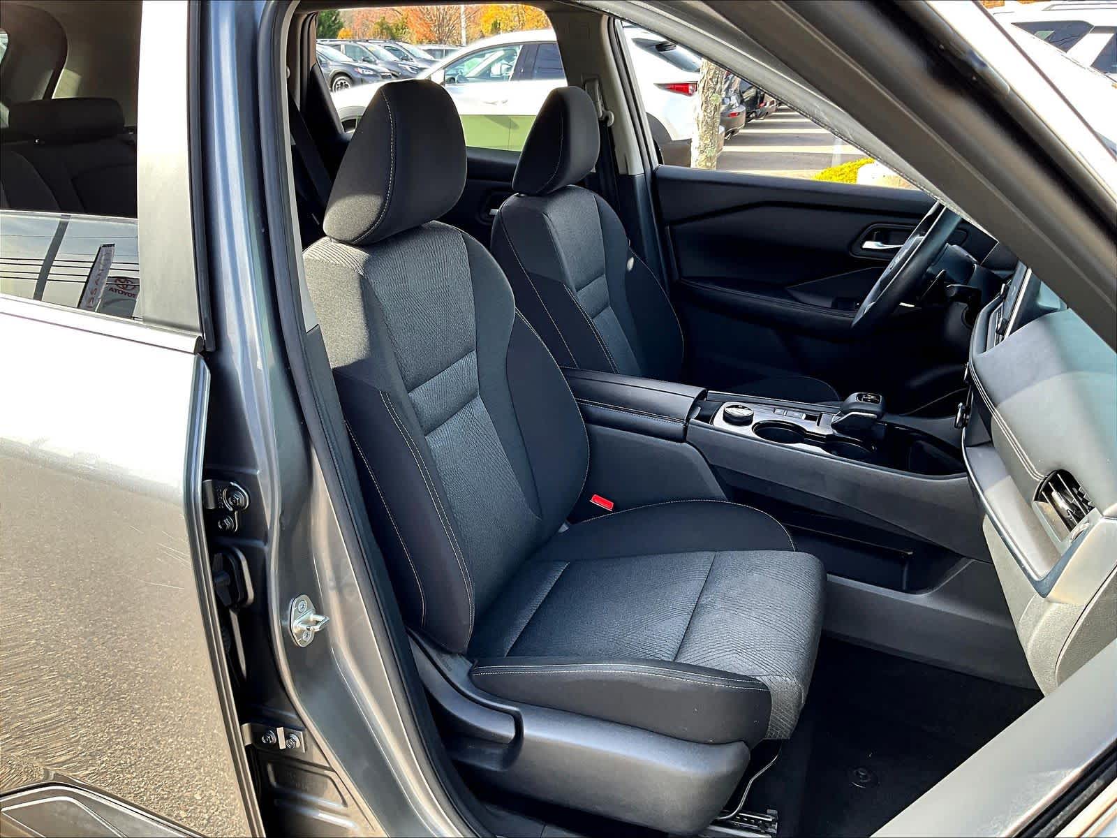 2024 Nissan Rogue SV - Photo 11