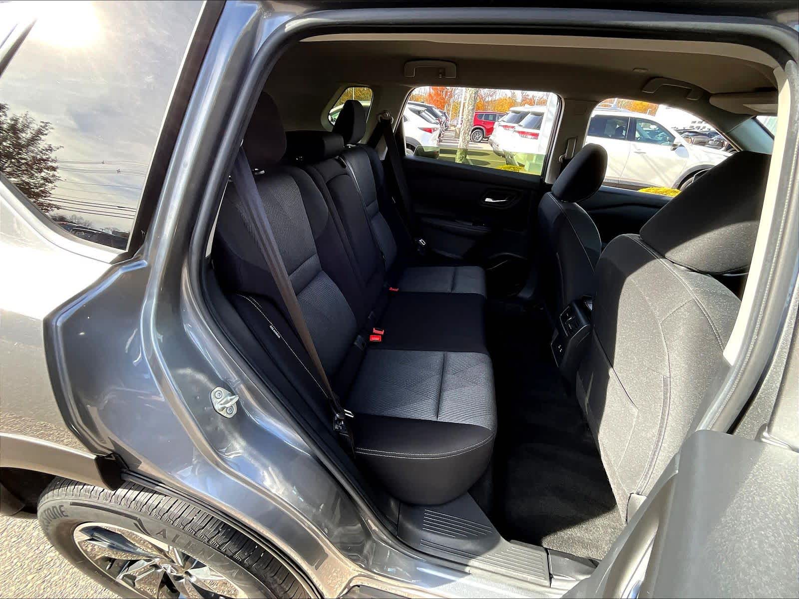 2024 Nissan Rogue SV - Photo 16