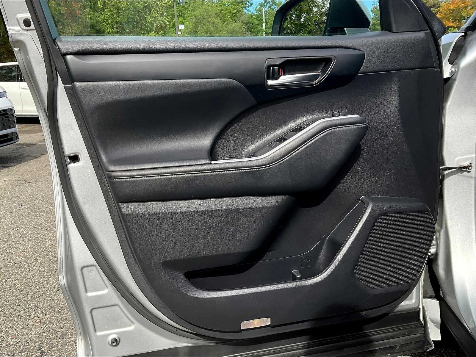 2021 Toyota Highlander XLE - Photo 9