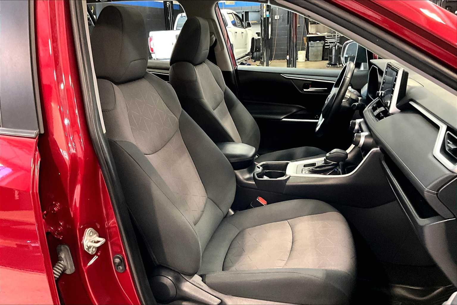 2019 Toyota RAV4 XLE - Photo 11