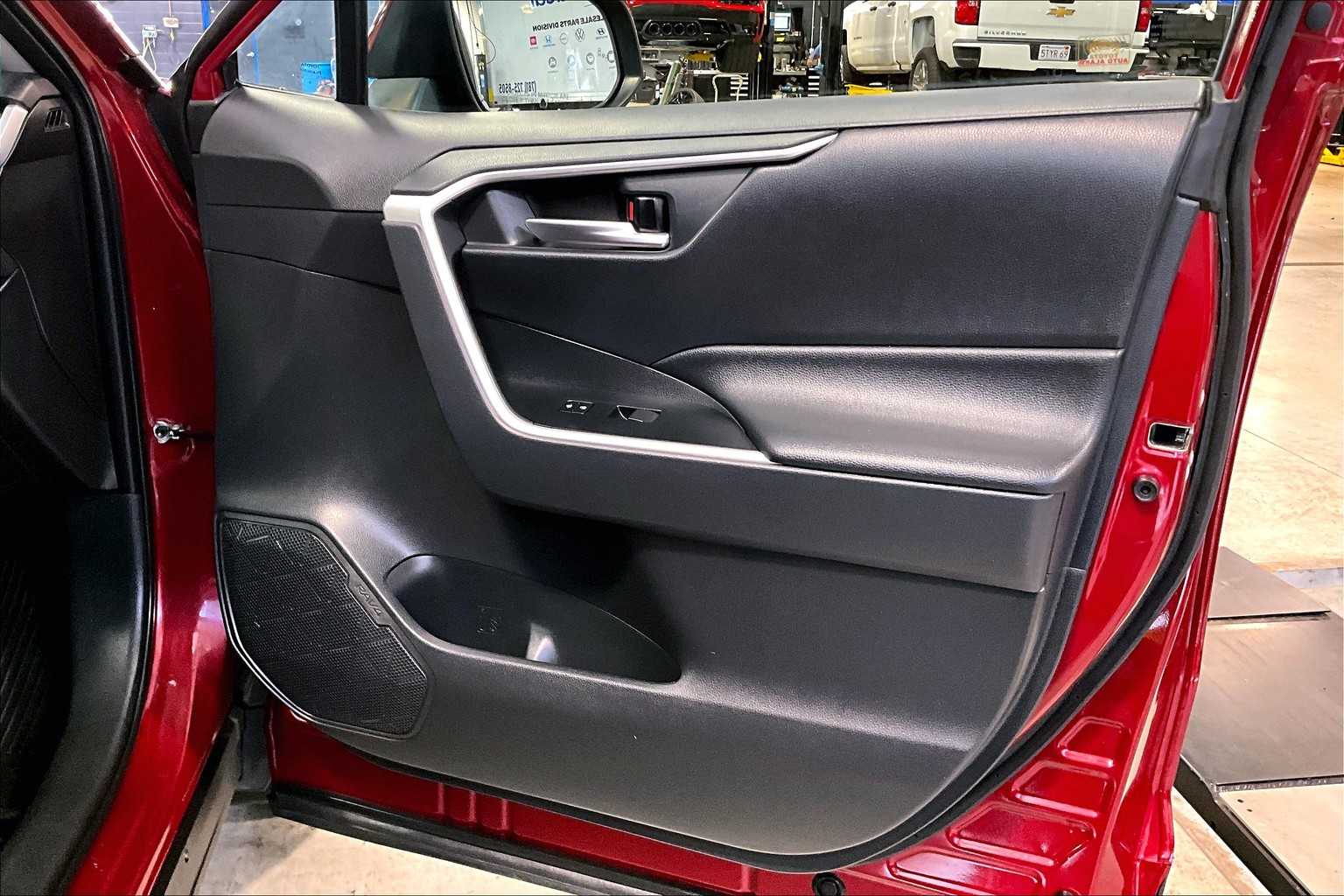 2019 Toyota RAV4 XLE - Photo 12