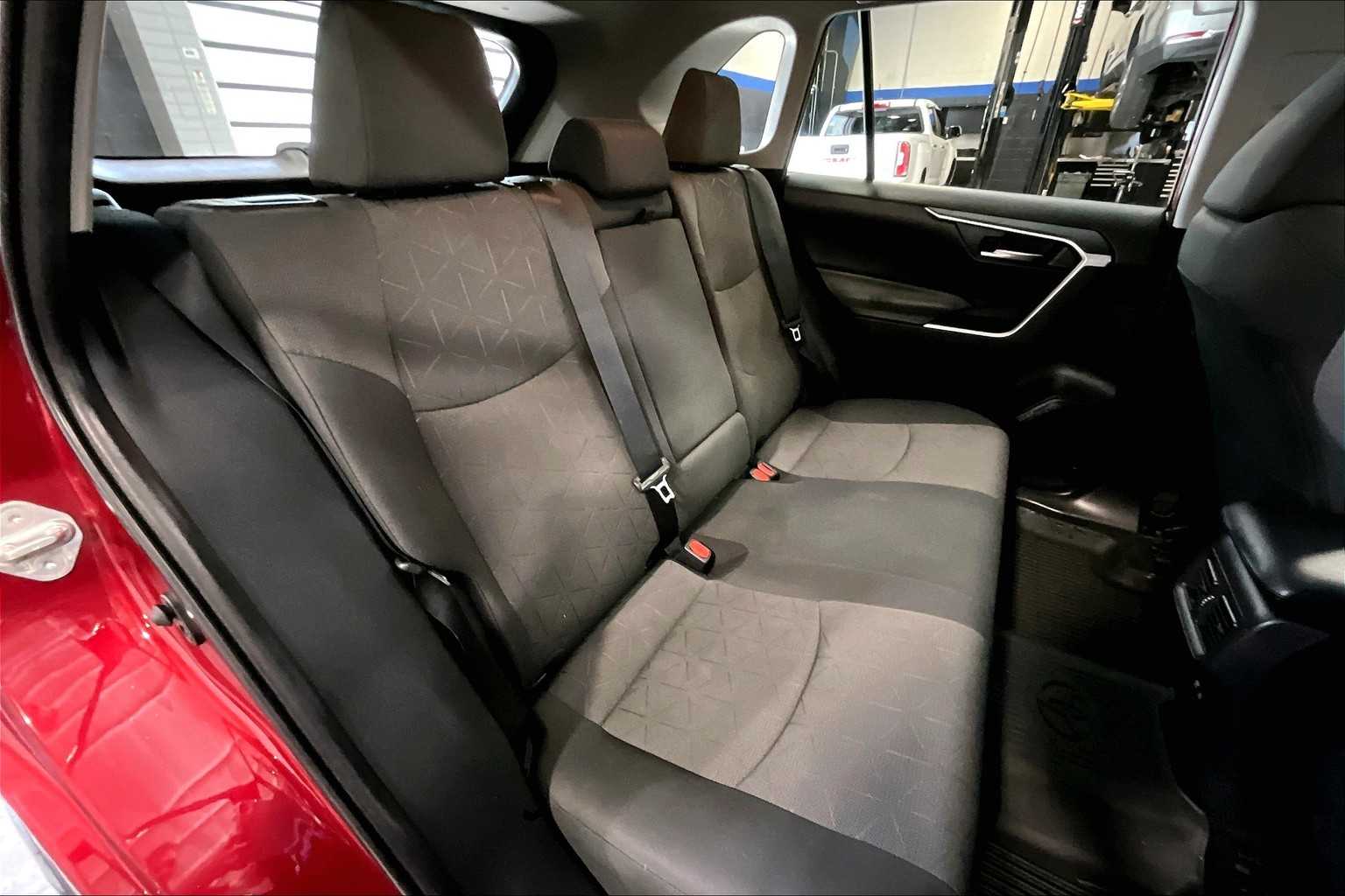2019 Toyota RAV4 XLE - Photo 16