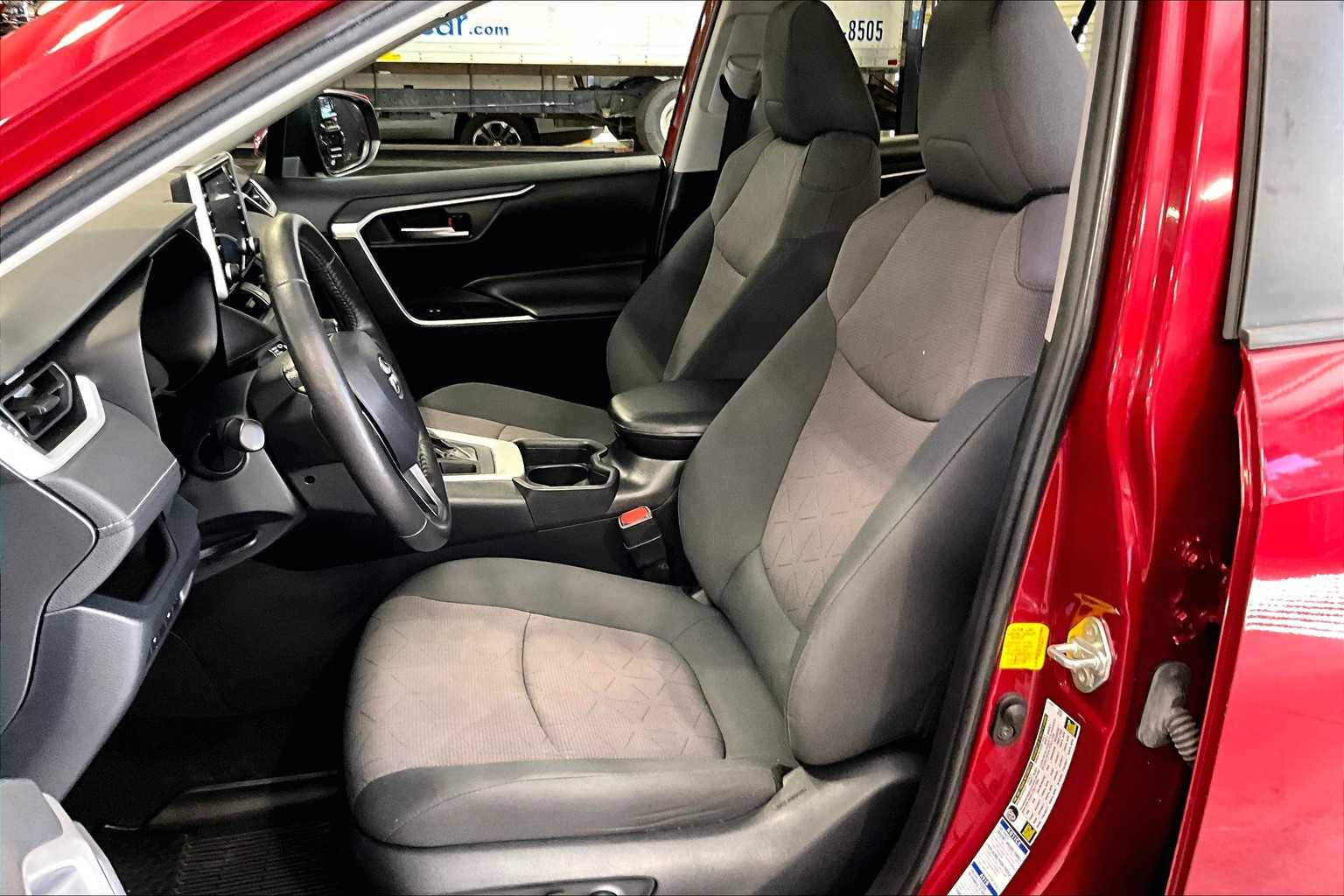 2019 Toyota RAV4 XLE - Photo 10