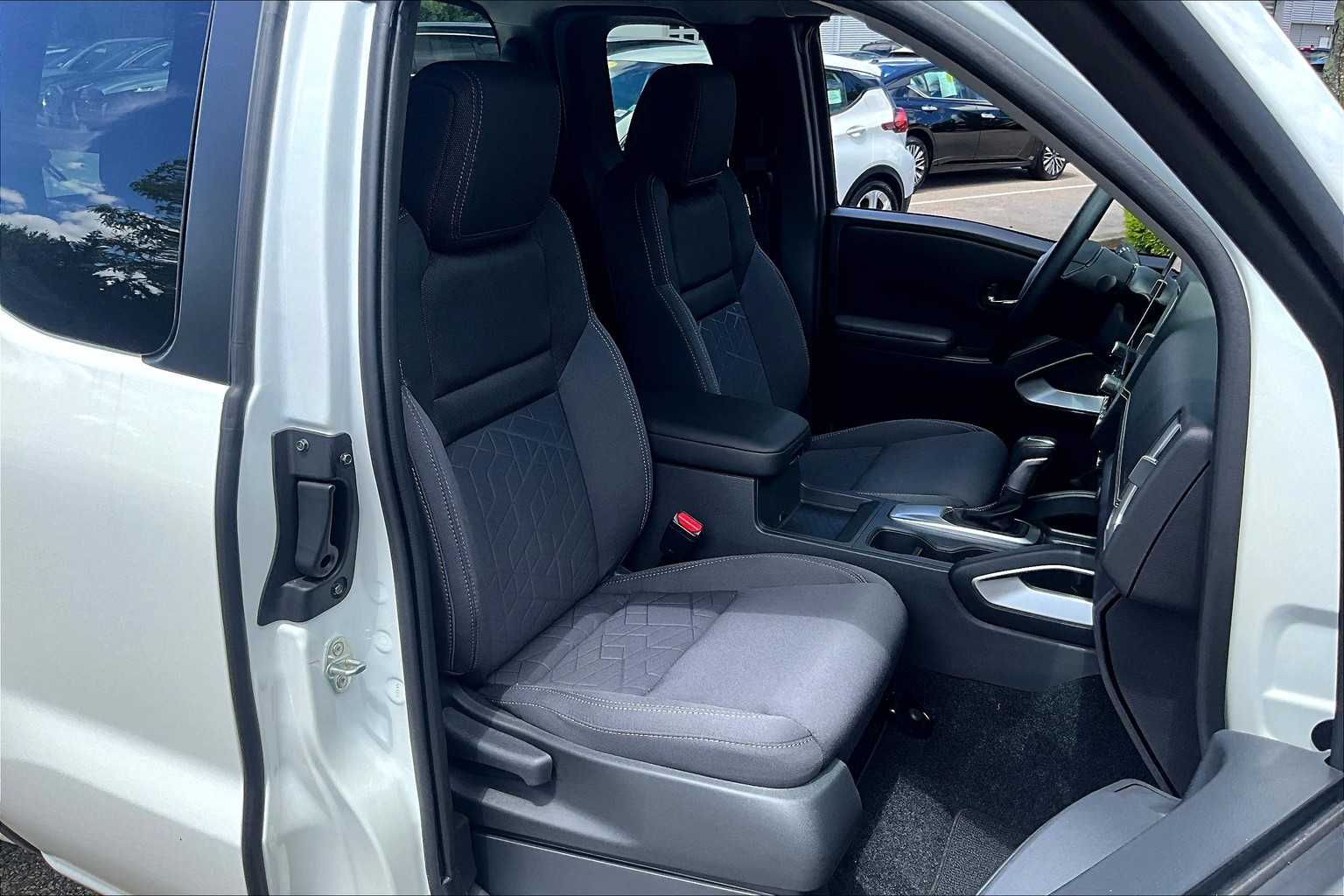 2025 Nissan Frontier SV - Photo 11