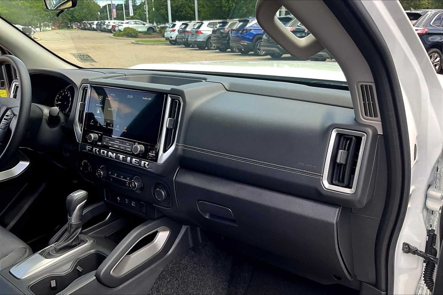 2025 Nissan Frontier SV - Photo 13