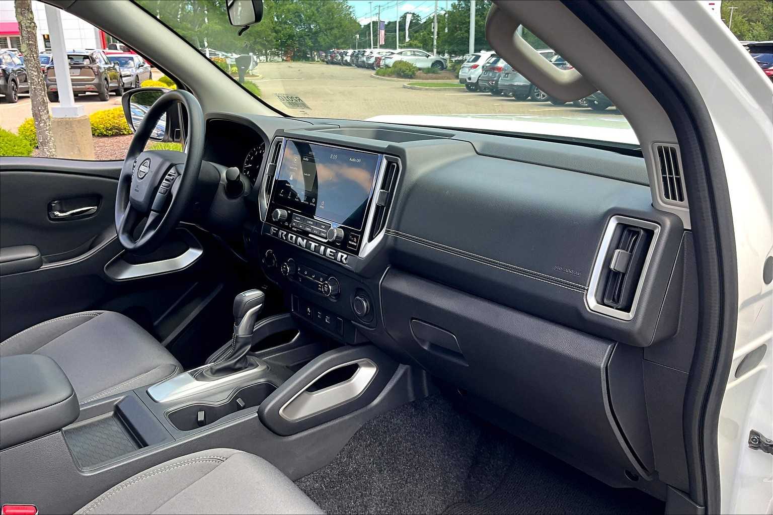 2025 Nissan Frontier SV - Photo 14