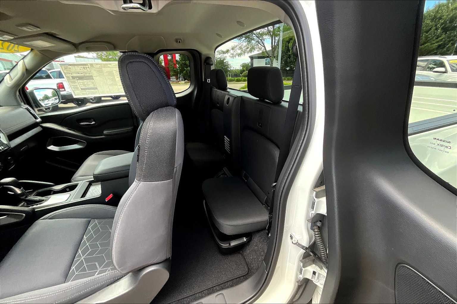 2025 Nissan Frontier SV - Photo 15