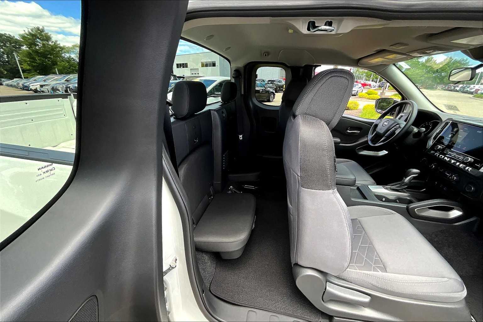 2025 Nissan Frontier SV - Photo 16