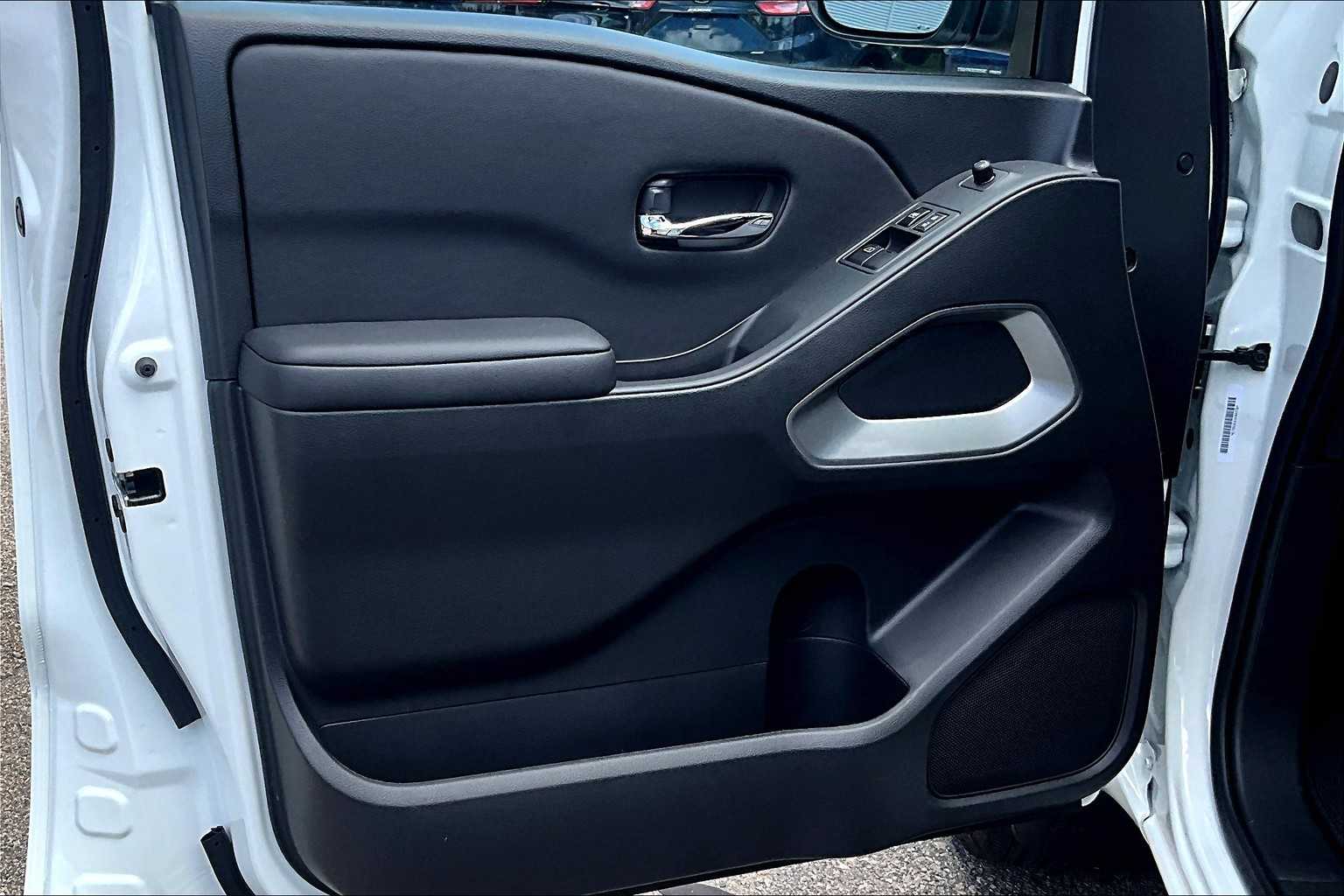 2025 Nissan Frontier SV - Photo 9