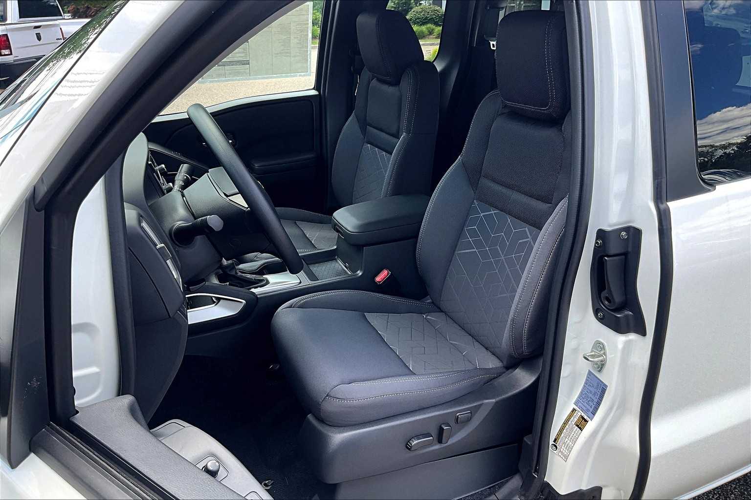 2025 Nissan Frontier SV - Photo 10