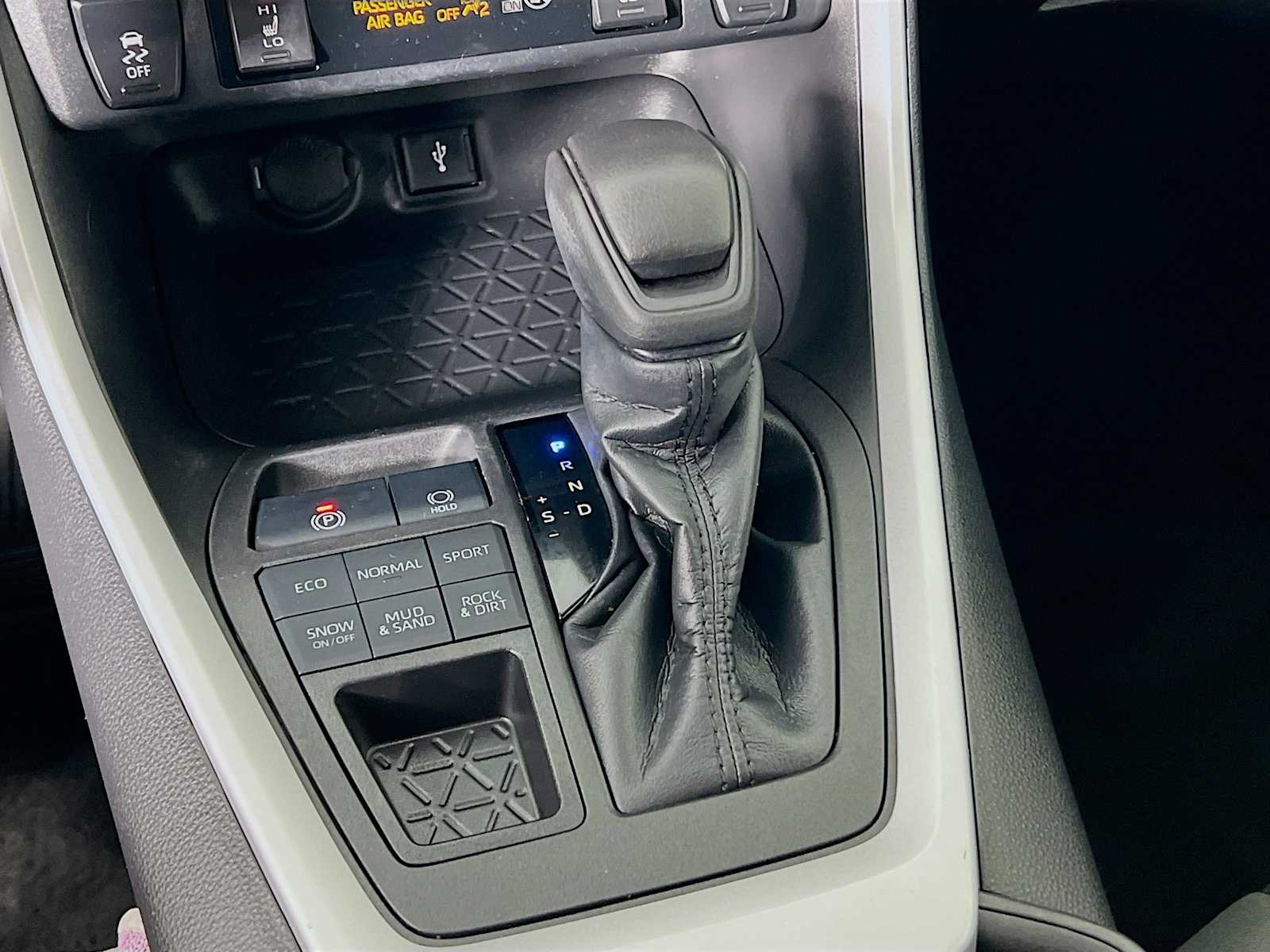 2022 Toyota RAV4 XLE - Photo 16