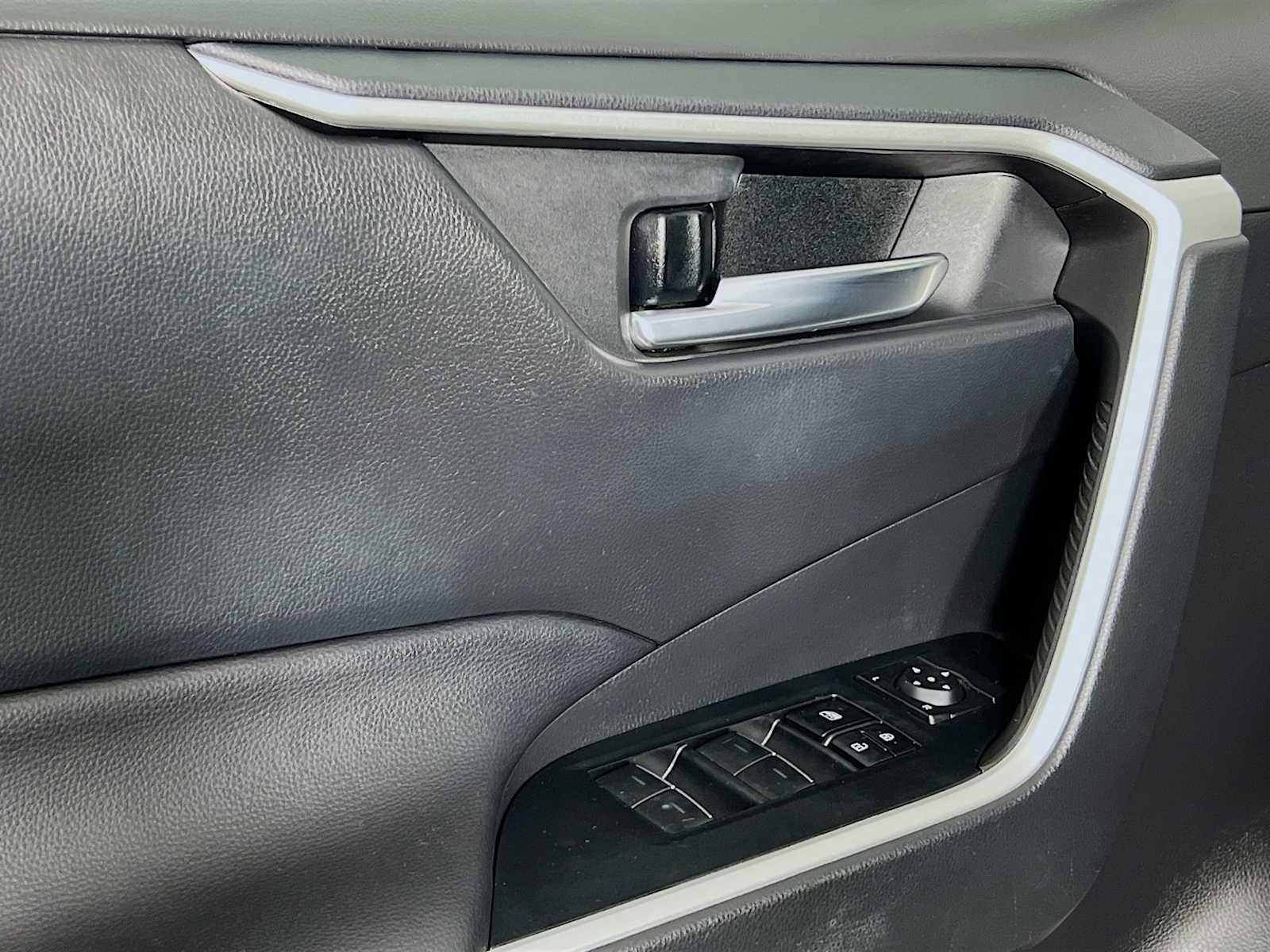 2022 Toyota RAV4 XLE - Photo 17