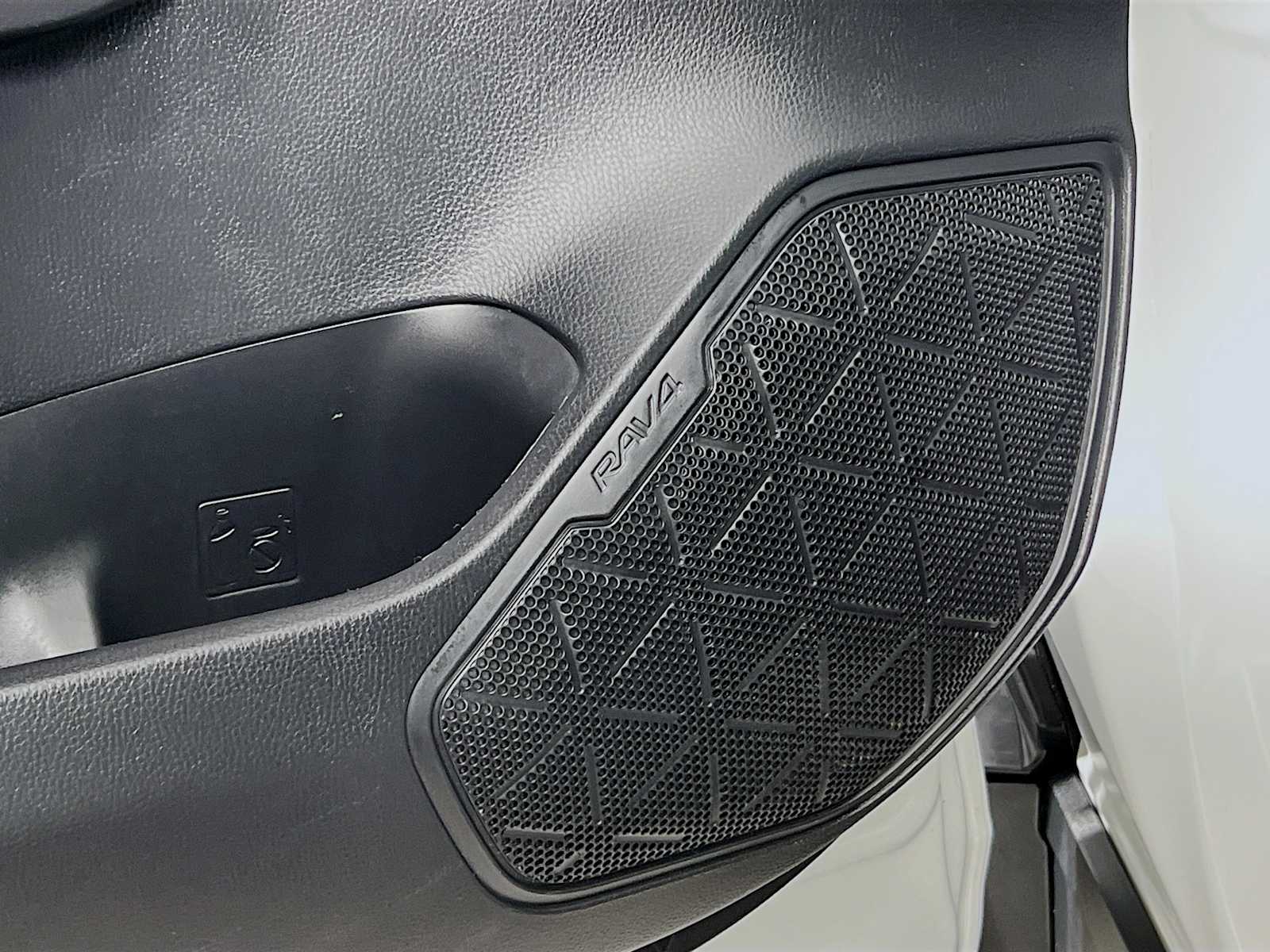 2022 Toyota RAV4 XLE - Photo 18