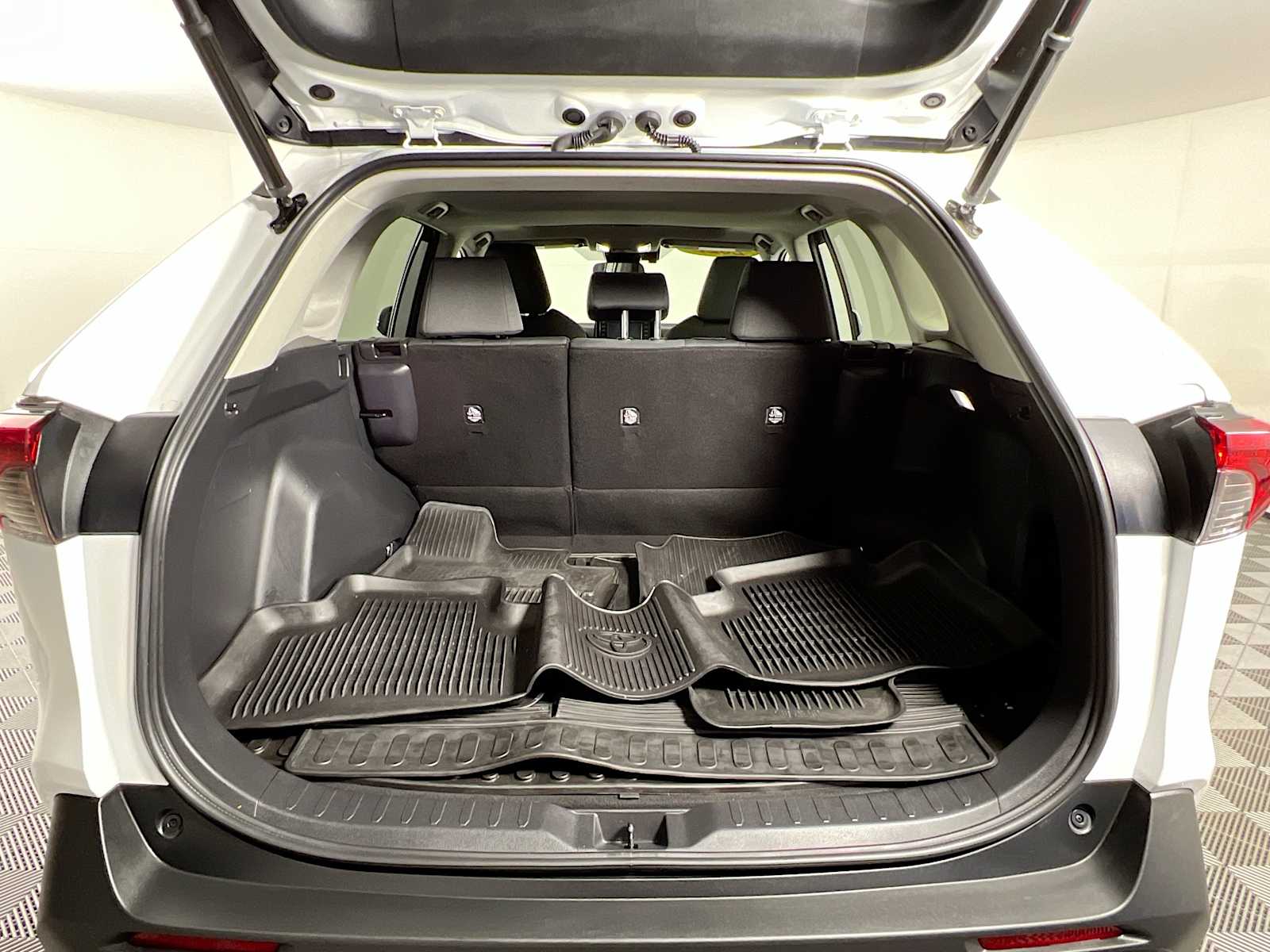 2022 Toyota RAV4 XLE - Photo 27