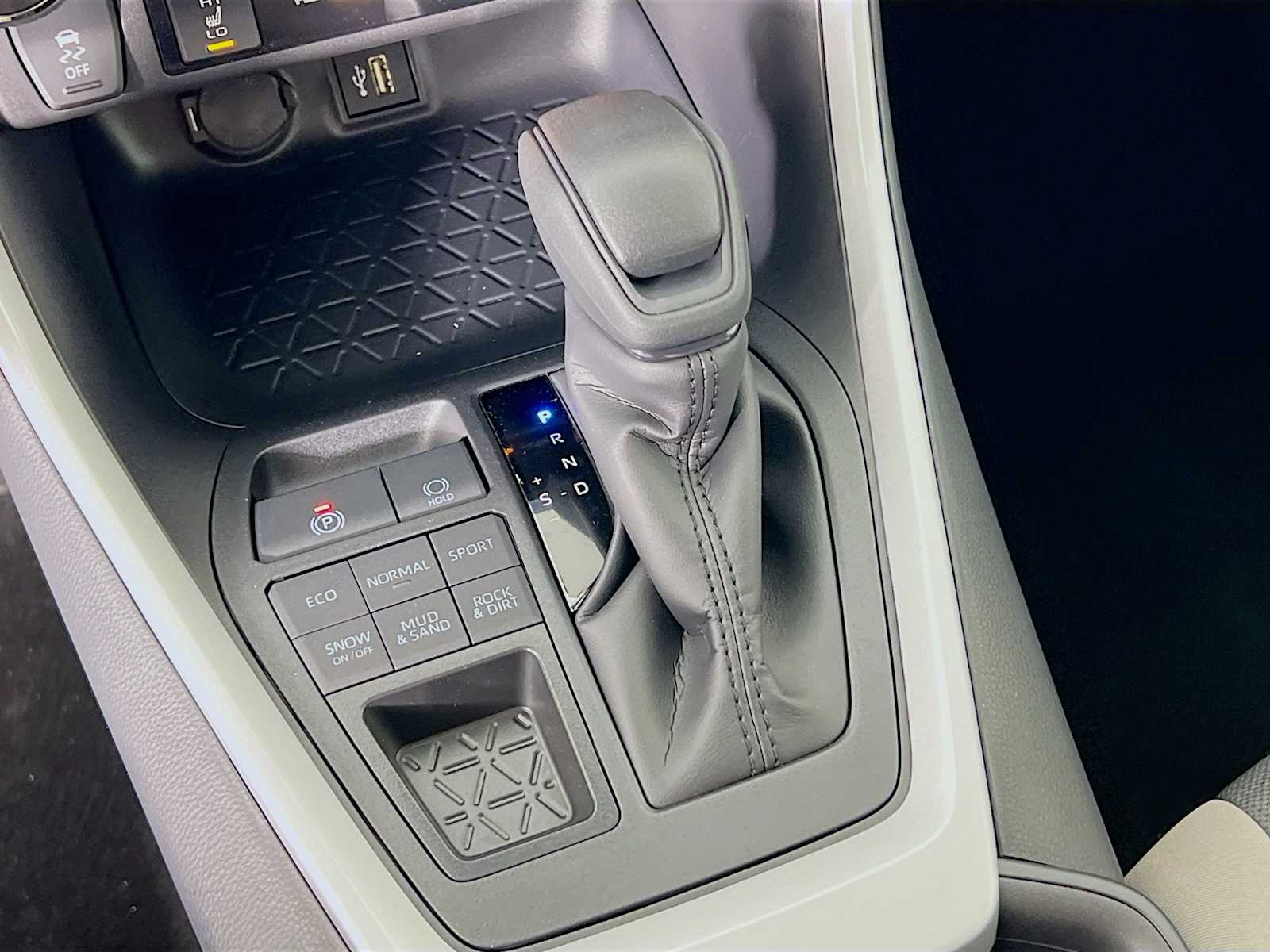 2025 Toyota RAV4 XLE - Photo 11