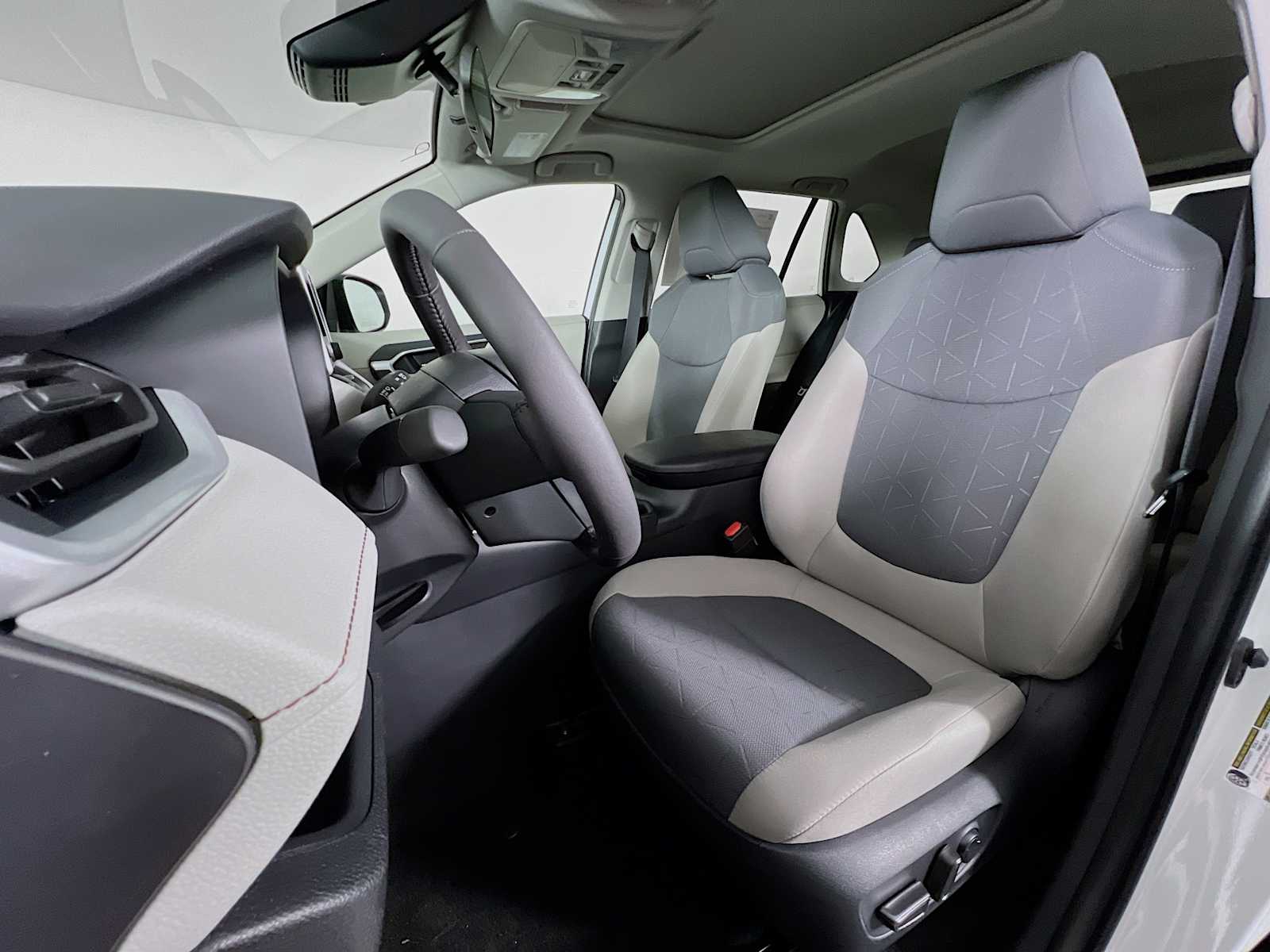 2025 Toyota RAV4 XLE - Photo 12