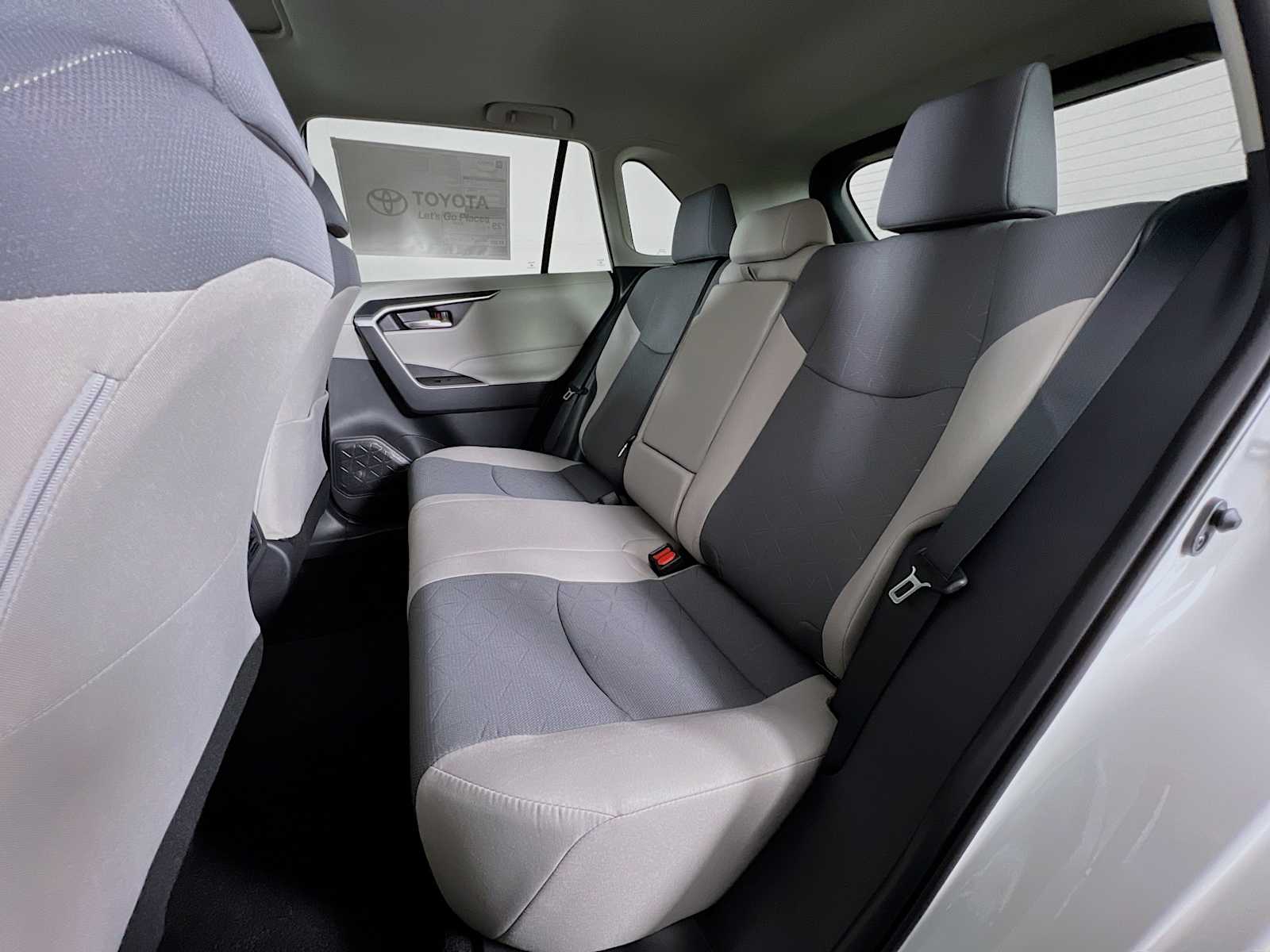 2025 Toyota RAV4 XLE - Photo 13