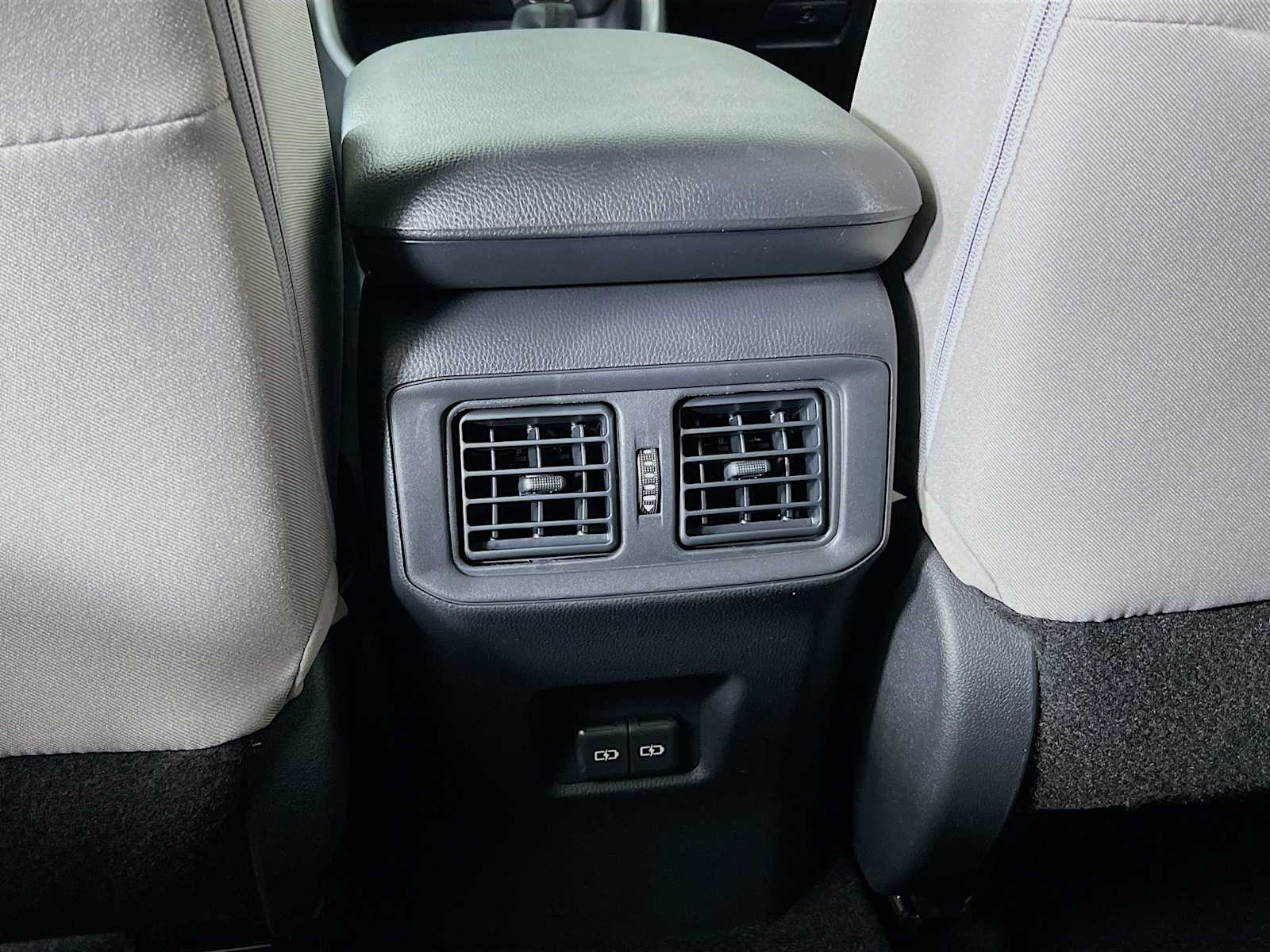 2025 Toyota RAV4 XLE - Photo 14