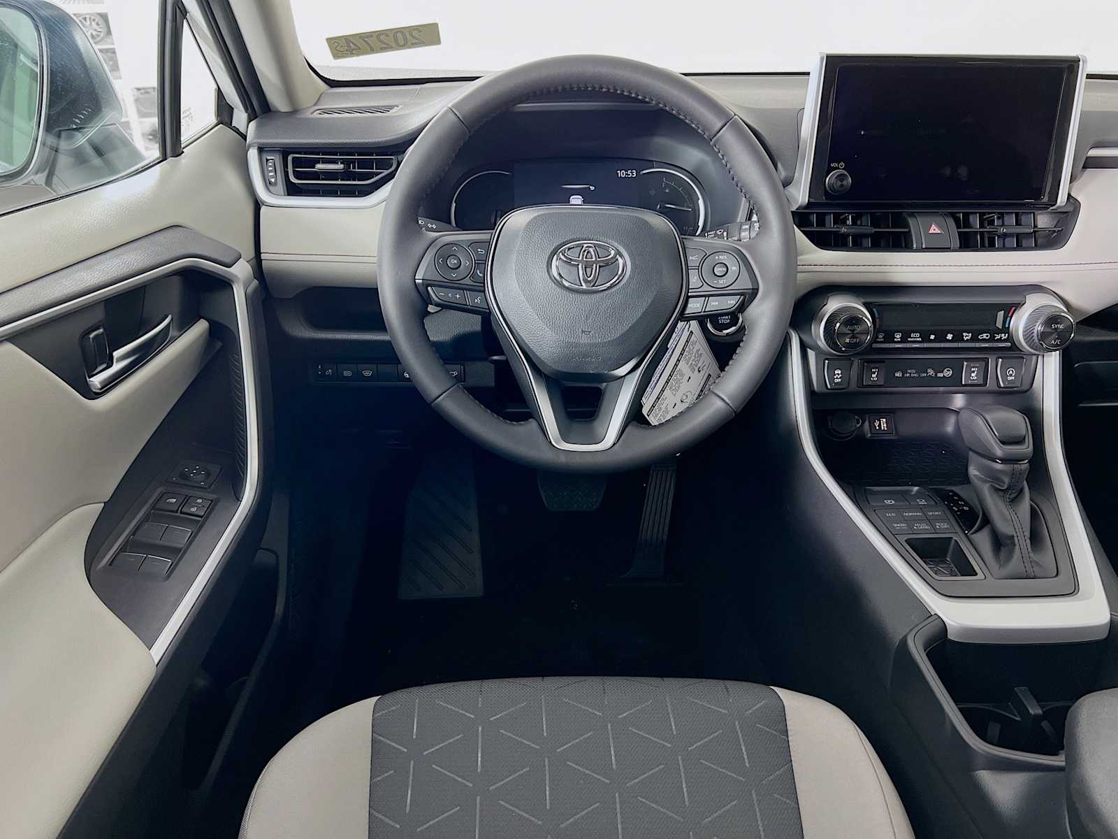 2025 Toyota RAV4 XLE - Photo 15