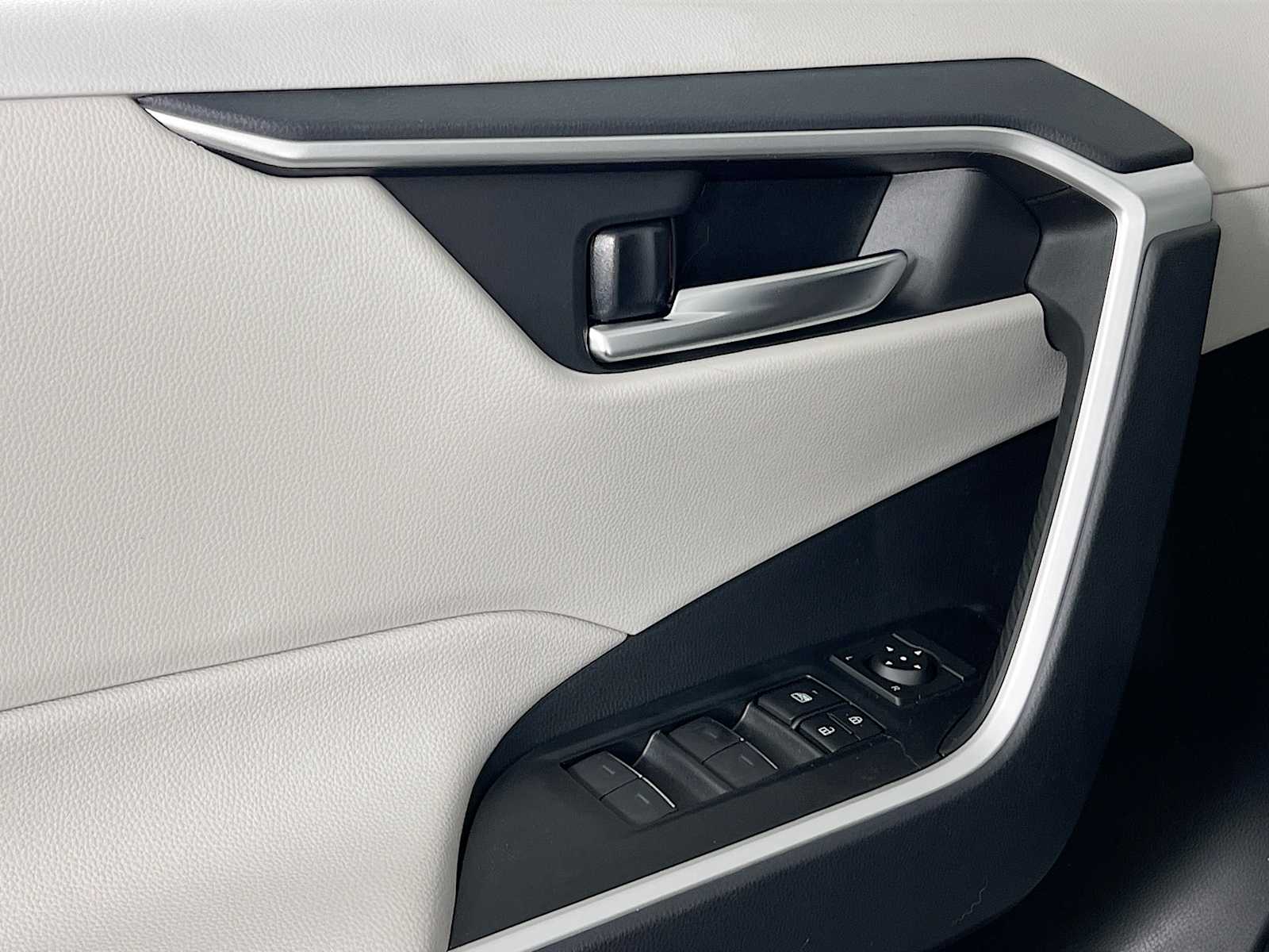2025 Toyota RAV4 XLE - Photo 16