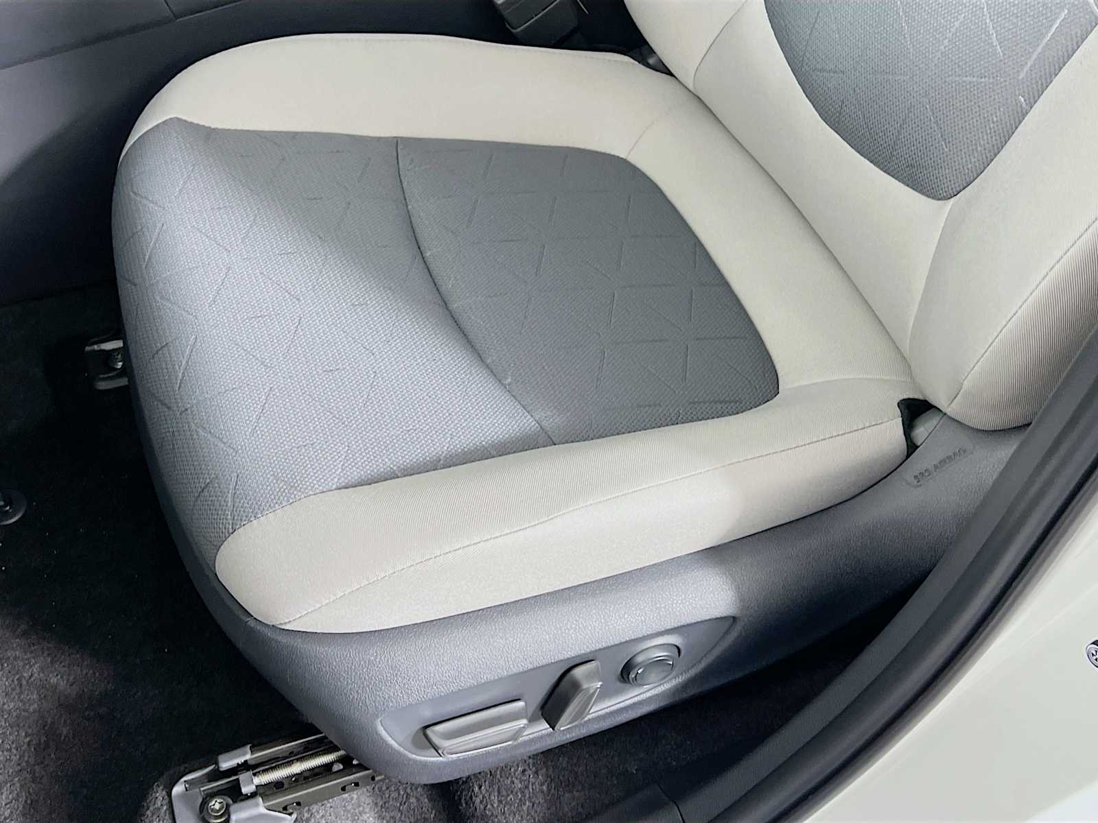2025 Toyota RAV4 XLE - Photo 17